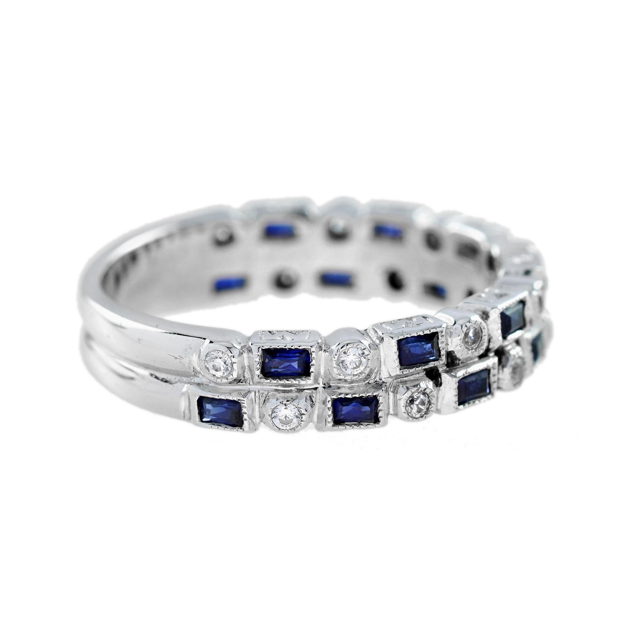 Bonita banda apilable. Este anillo presenta una impresionante disposición en doble fila de diamantes y zafiros azules. Esta alianza de boda de inspiración Art Déco, atemporal y elegante, es perfecta para tu día especial y para cualquier otro día.