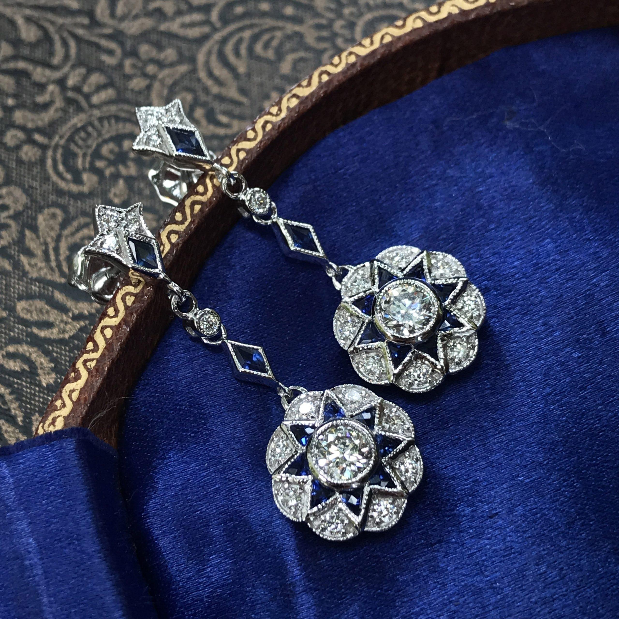 Taglio rotondo Orecchini in oro bianco con diamanti e zaffiri blu in stile Art Deco, che ispirano i penzoli floreali in vendita