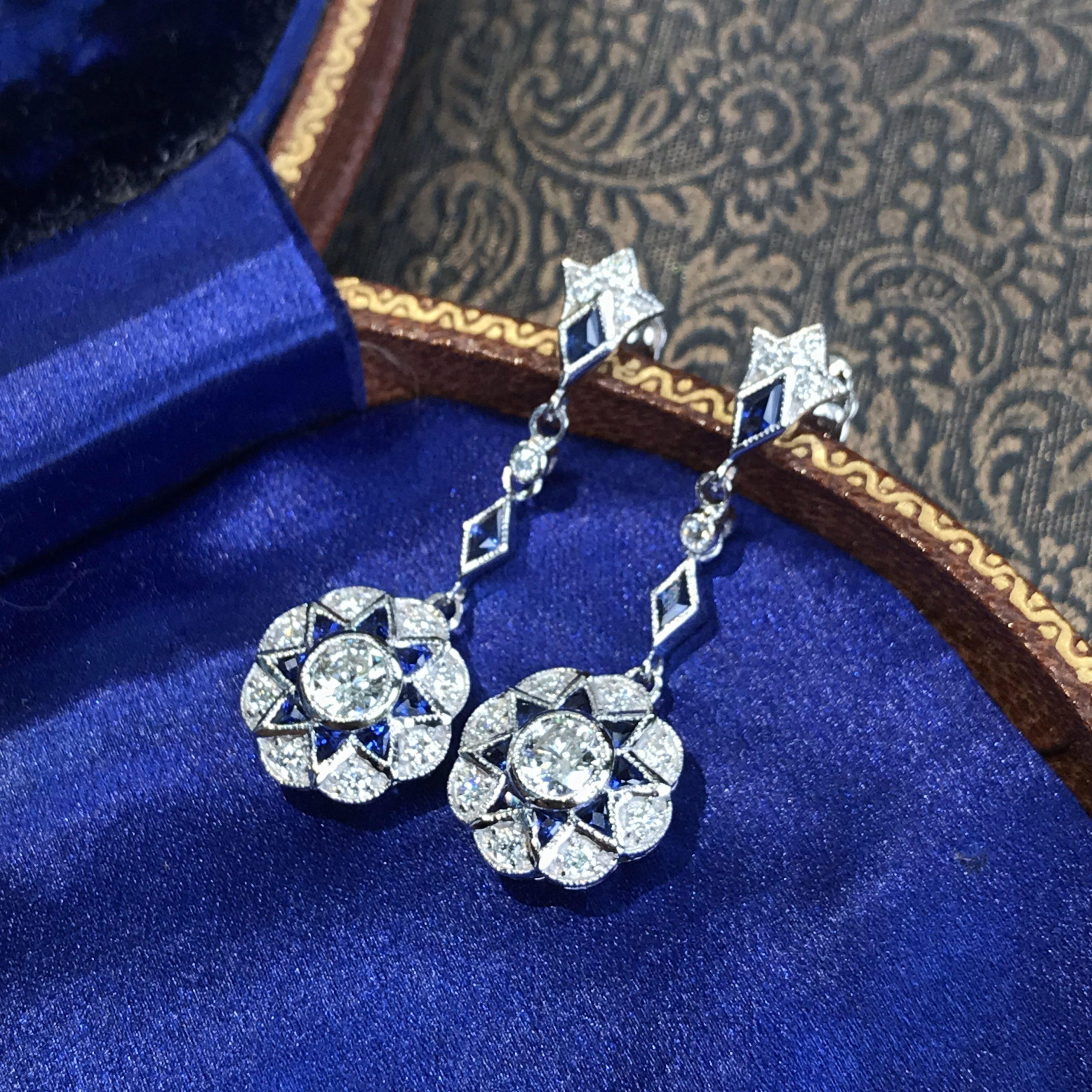 Orecchini in oro bianco con diamanti e zaffiri blu in stile Art Deco, che ispirano i penzoli floreali In condizioni Nuovo in vendita a Oakton, VA