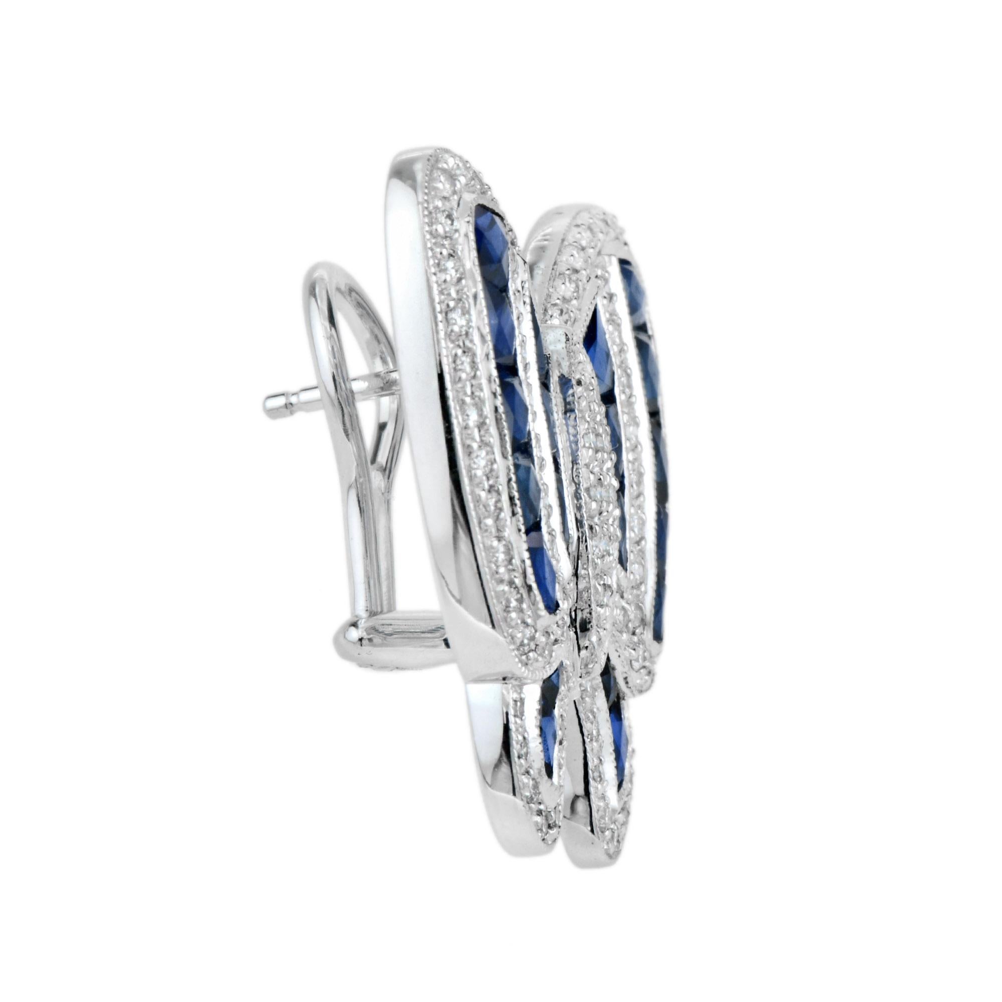 Stravaganti e allo stesso tempo eleganti, questi splendidi orecchini presentano motivi di farfalle. I corpi delle farfalle sono costituiti da diamanti taglio rotondo e le ali sono incrostate di diamanti taglio brillante con zaffiri blu taglio