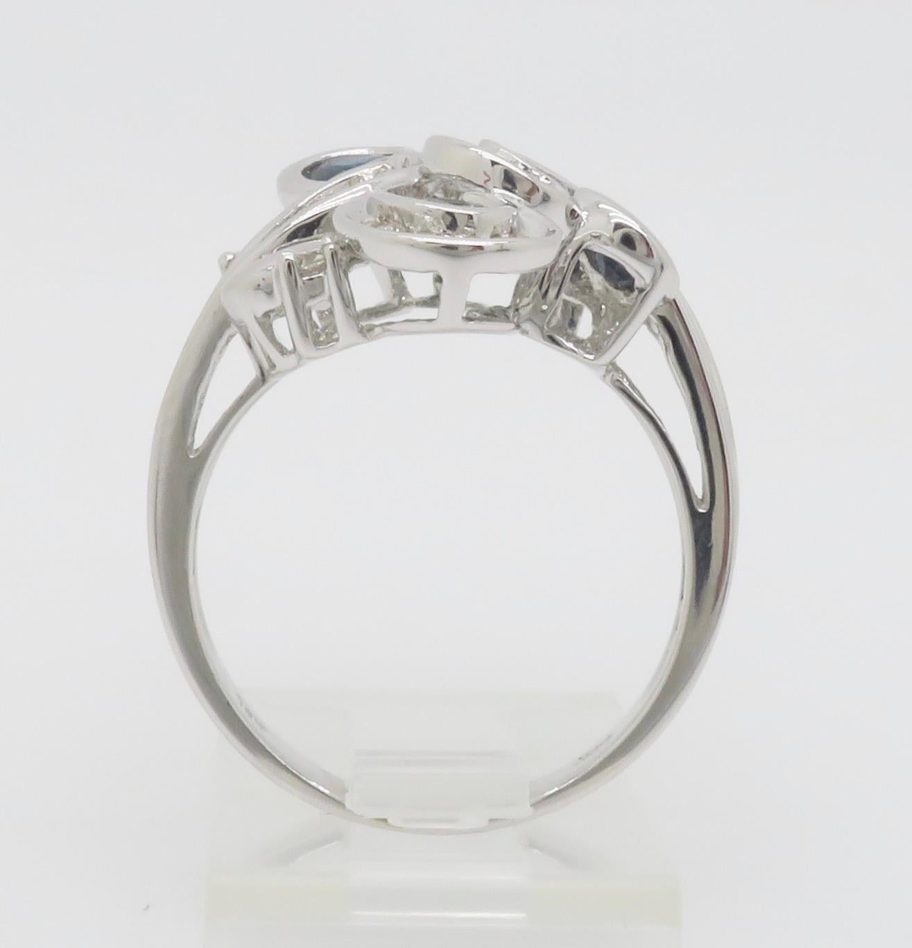 Cocktailring mit Diamant und blauem Saphir aus Weißgold im Angebot 5