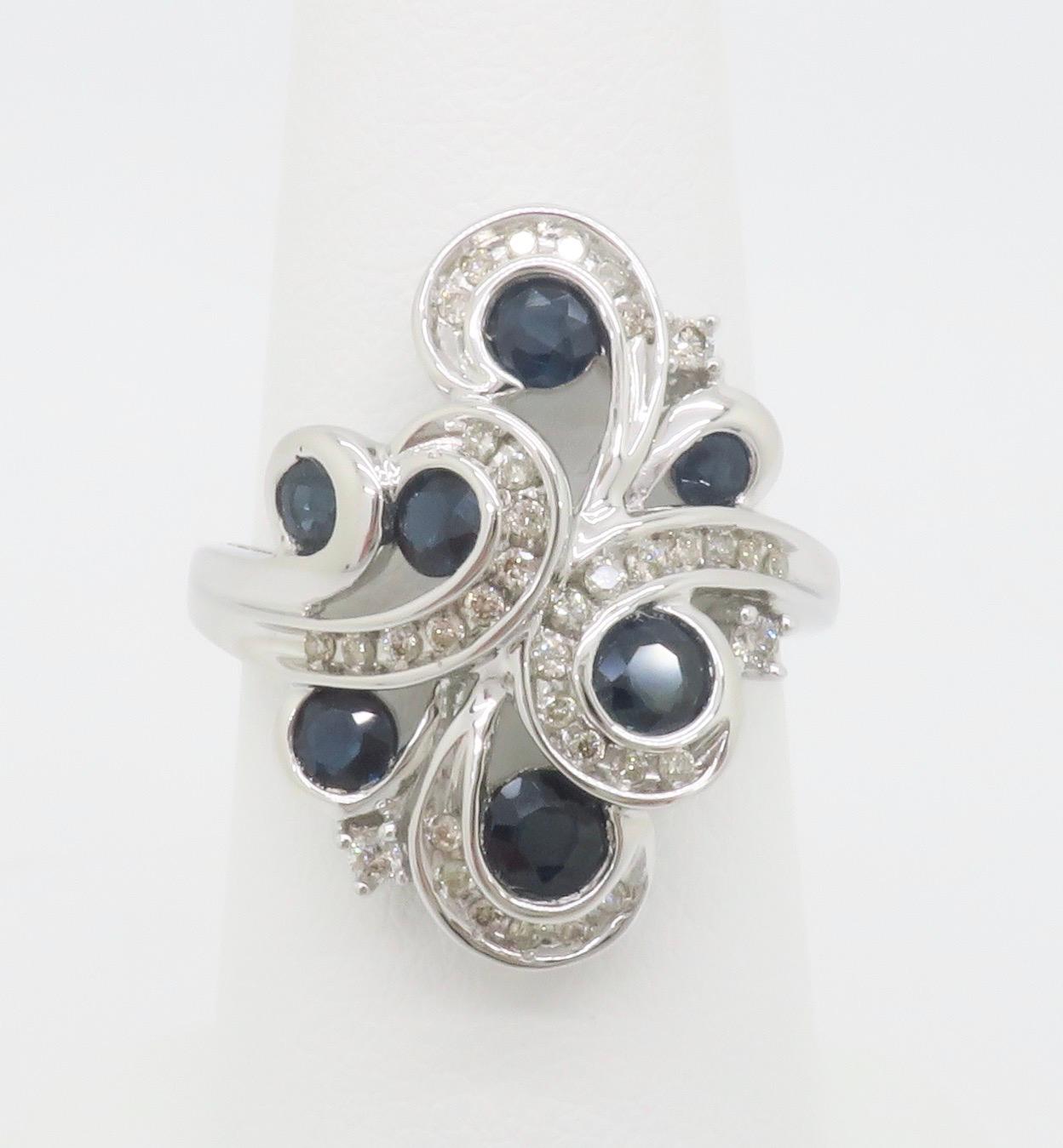 Abstrakter Cocktailring mit Diamant und blauem Saphir aus 14 Karat Weißgold. 

Edelstein: Saphir & Diamant
Diamant Karat Gewicht: Ungefähr .55CTW
Diamant-Schliff: Runder Brillant
Farbe: Durchschnittlich G-I
Klarheit: Durchschnittlich I1
Metall: 14k