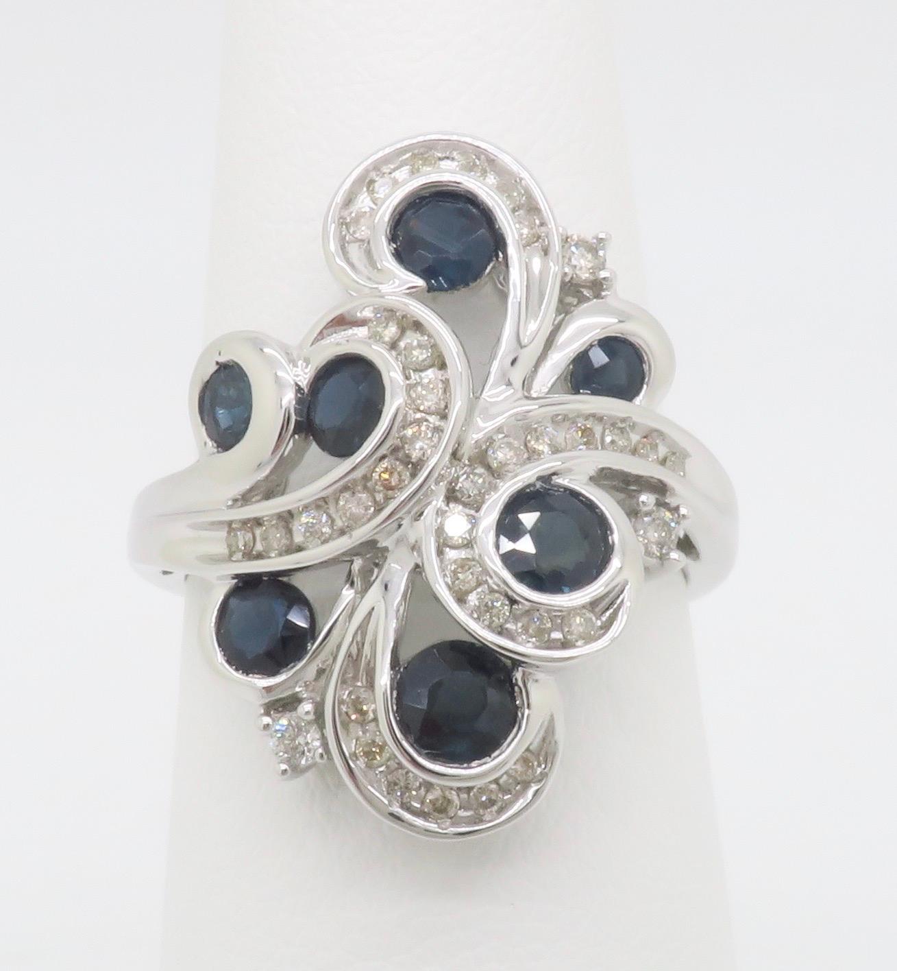 Cocktailring mit Diamant und blauem Saphir aus Weißgold (Rundschliff) im Angebot