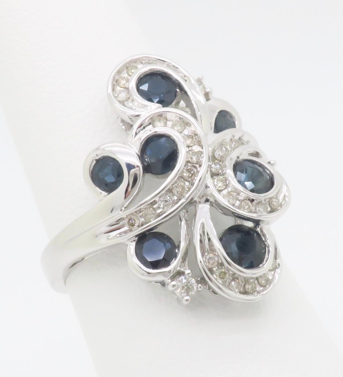 Cocktailring mit Diamant und blauem Saphir aus Weißgold für Damen oder Herren im Angebot