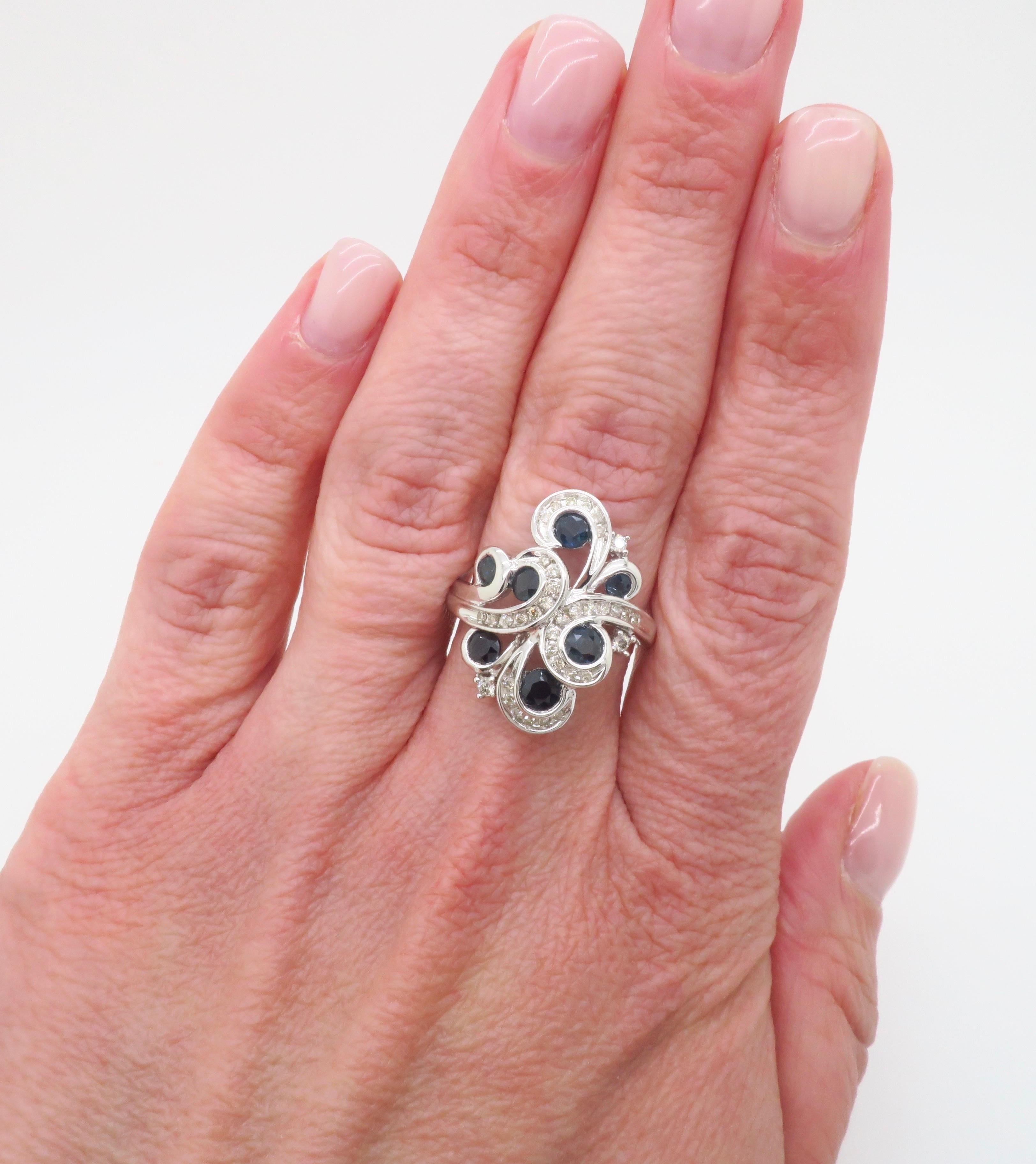 Cocktailring mit Diamant und blauem Saphir aus Weißgold im Angebot 1