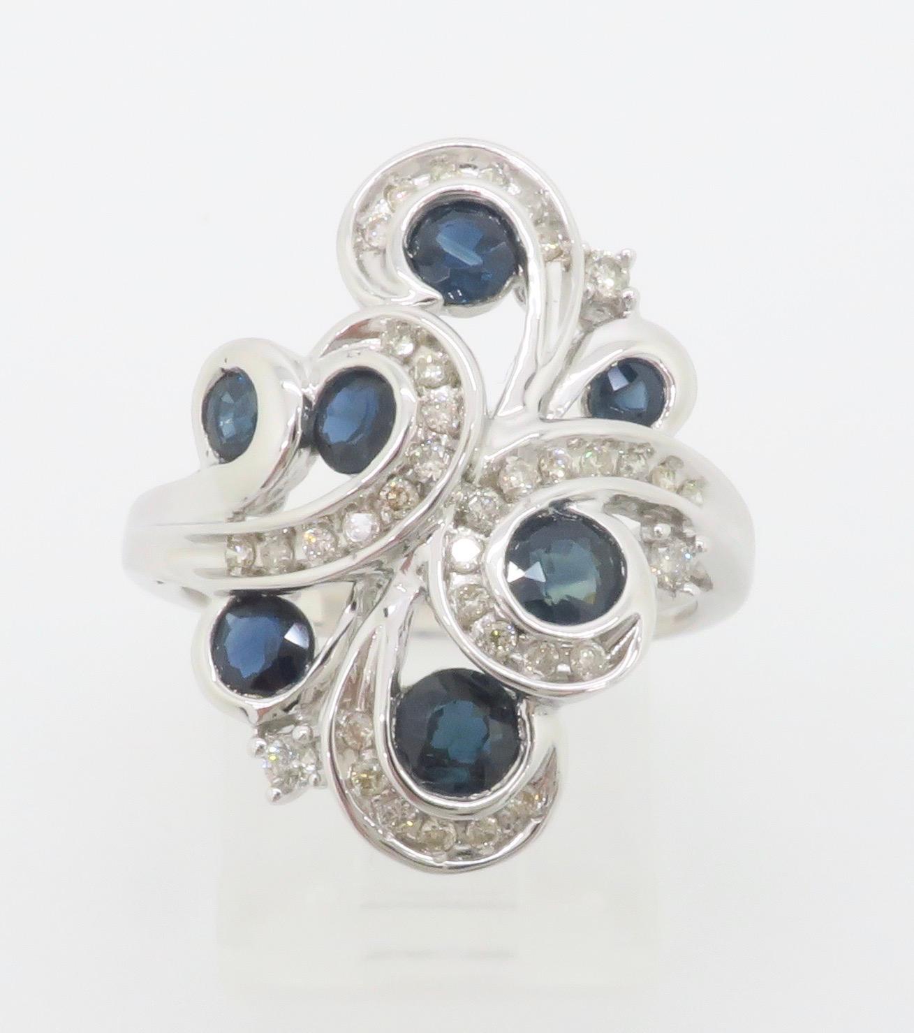 Cocktailring mit Diamant und blauem Saphir aus Weißgold im Angebot 2