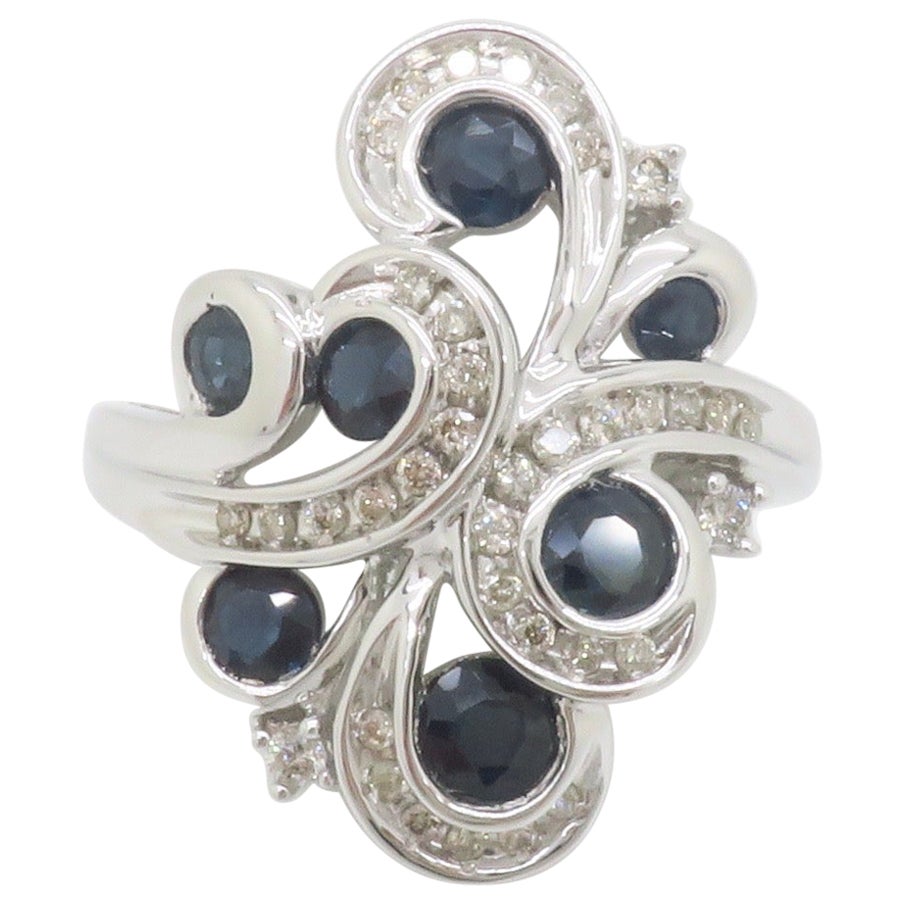 Bague cocktail en or blanc et saphir bleu