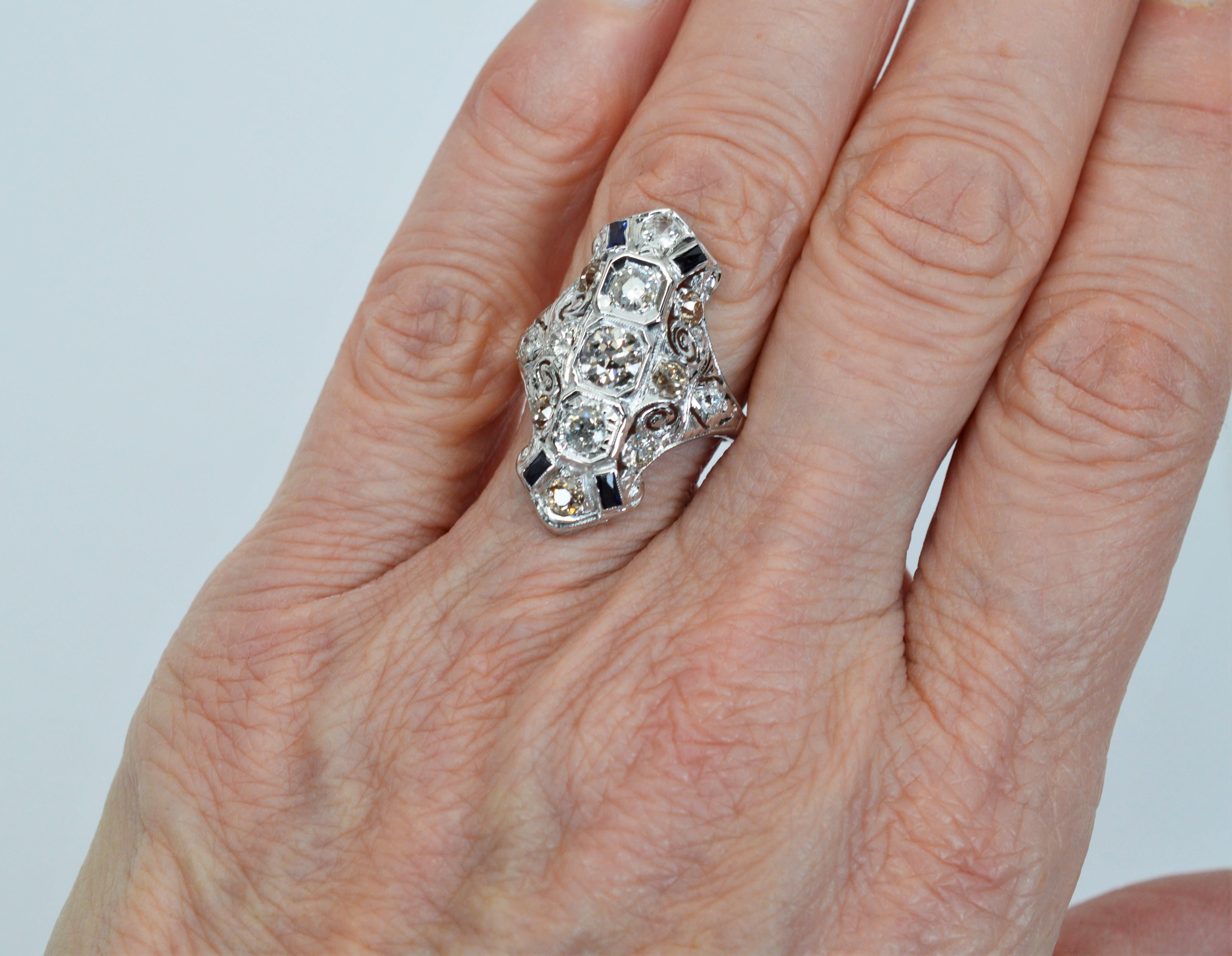 Diamant Blauer Saphir Edwardian 14 Karat Weißgold Filigraner Ring im Angebot 3