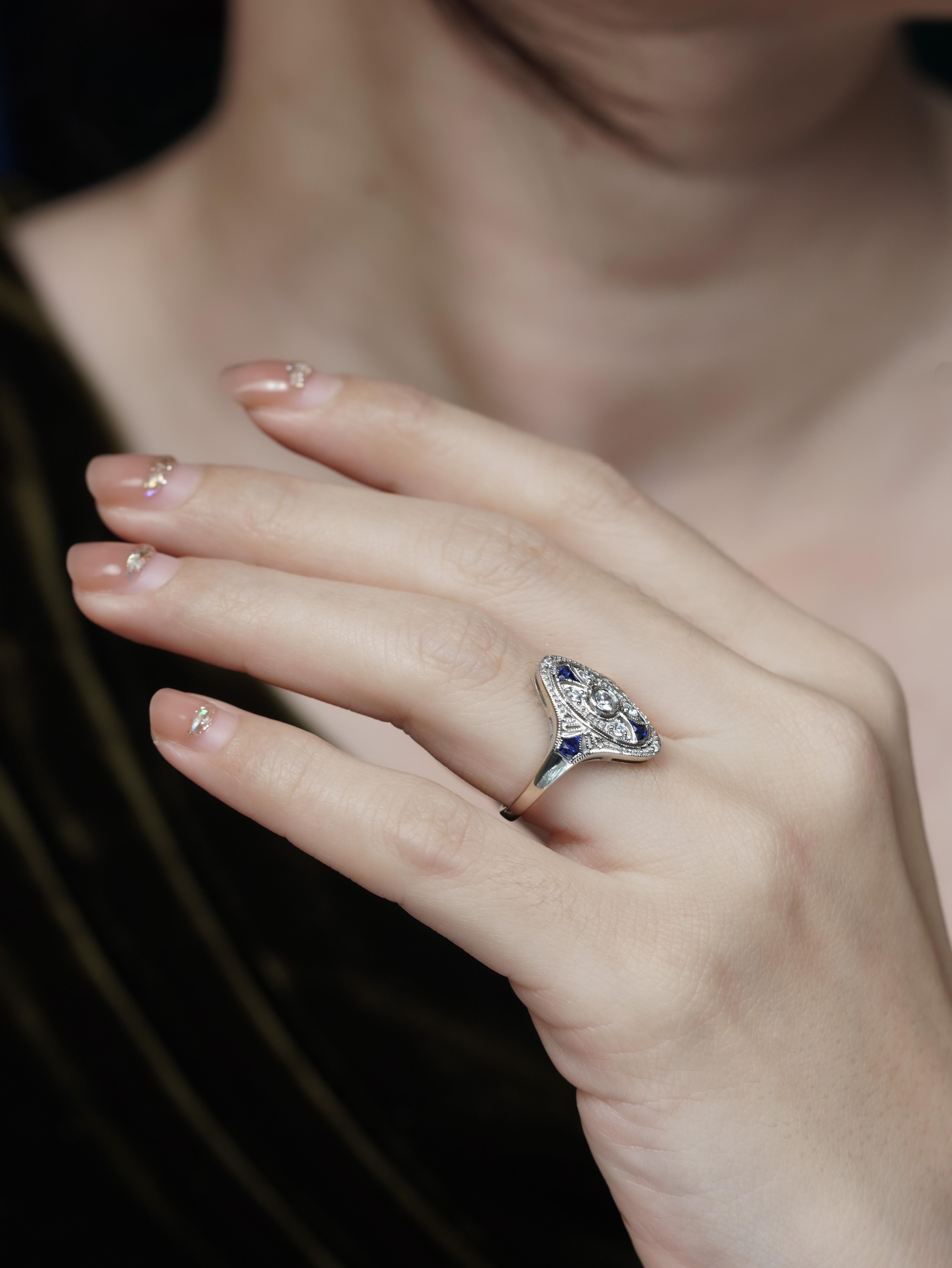 Édouardien Bague cocktail de style édouardien en or blanc 14 carats avec diamants et saphir bleu en vente