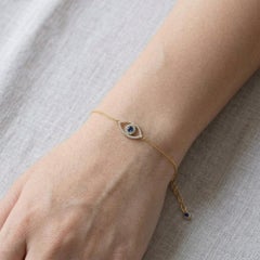 Armband mit Anhängern aus 14-karätigem Gold mit Diamanten, blauen Saphiren und „Evil Eye“-Motiv – edler Schmuck