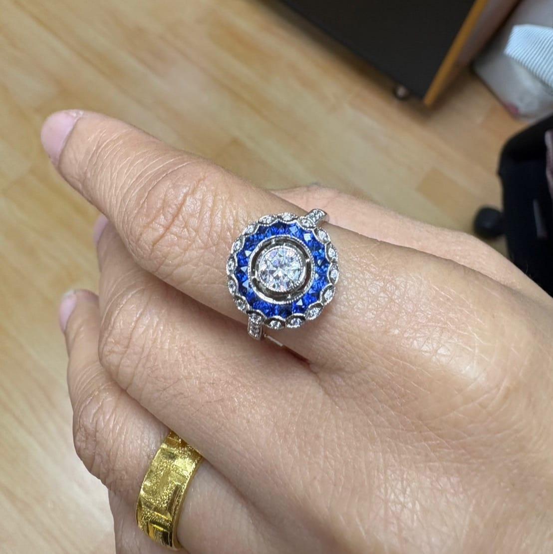 Anello con diamante e zaffiro blu taglio fantasia in stile Art Deco in oro bianco 14K in vendita 1