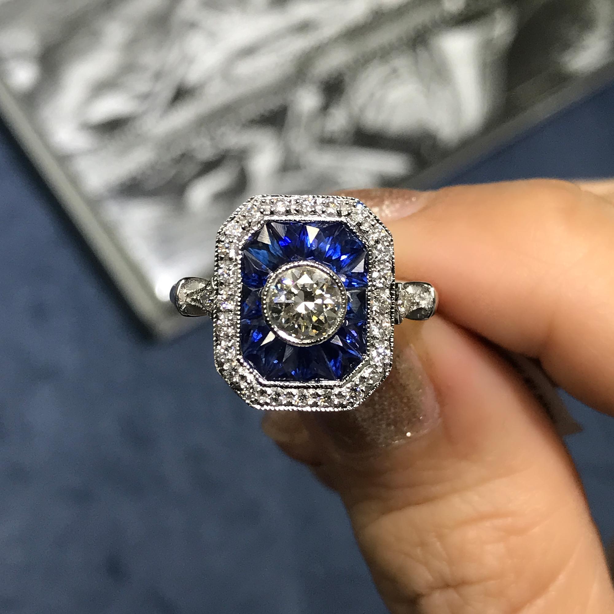 Bague de fiançailles en or blanc, diamant et saphir bleu, halo de style Art déco Unisexe en vente