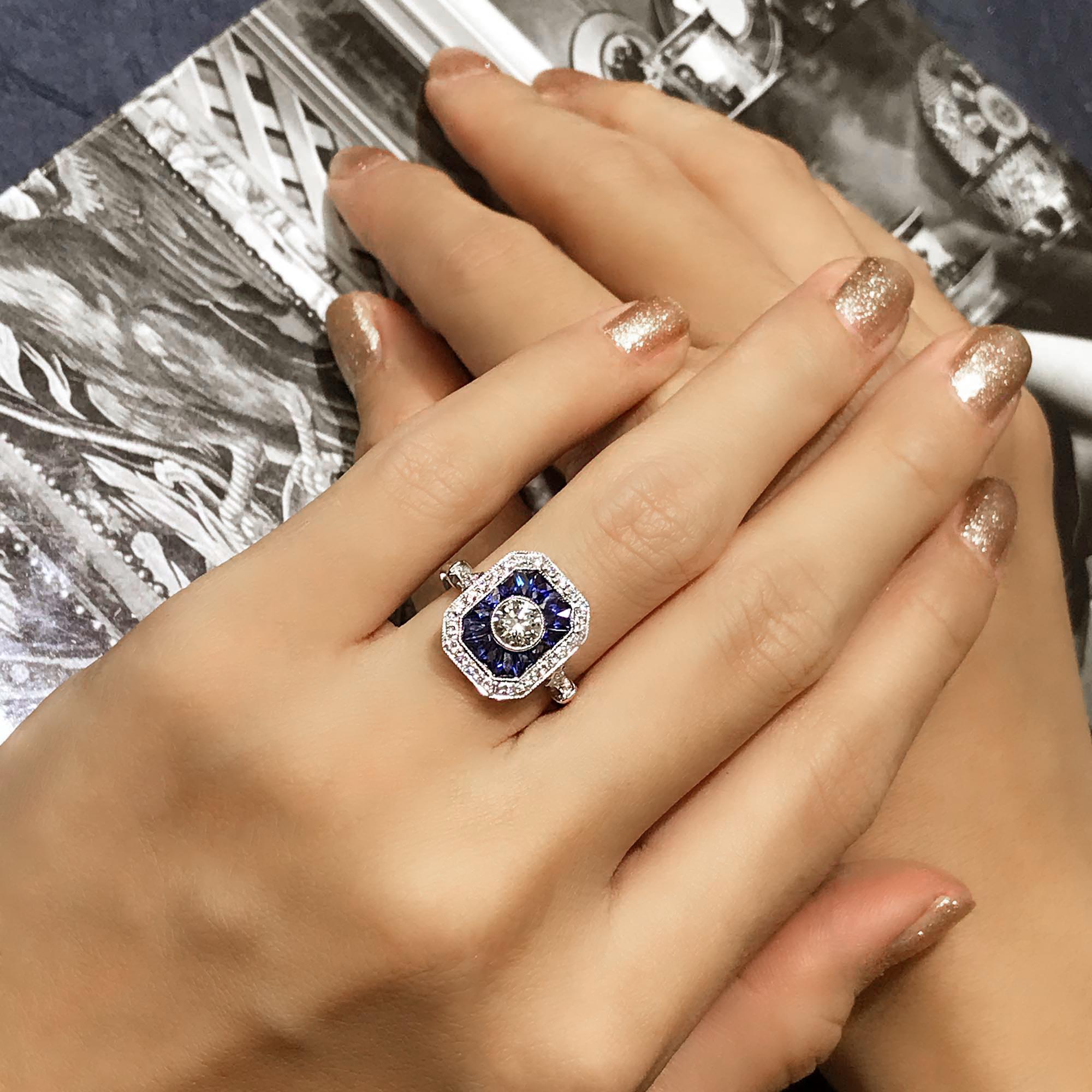 Bague de fiançailles en or blanc, diamant et saphir bleu, halo de style Art déco en vente 1