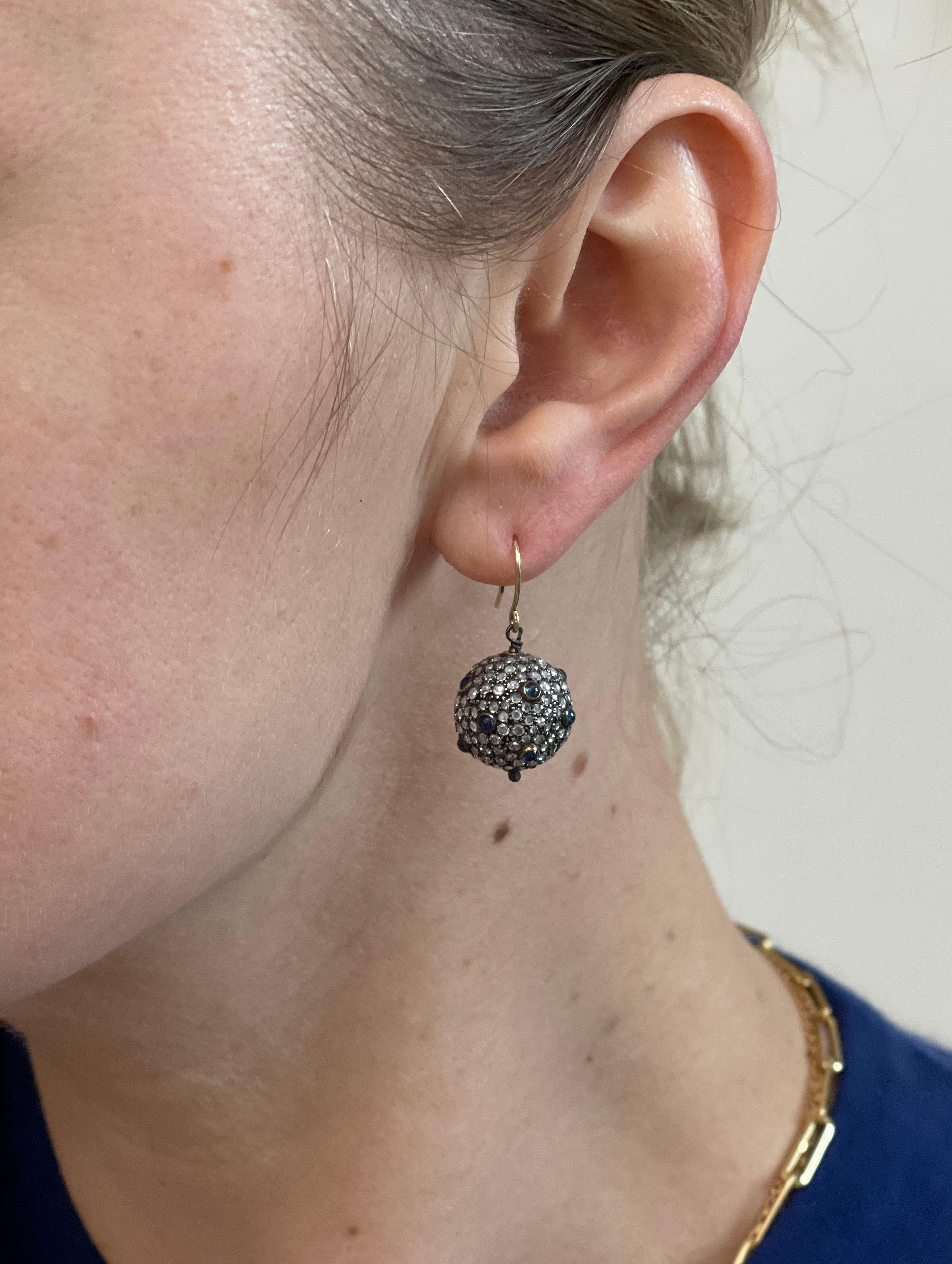Pendientes de gota de bola de diamante, zafiro azul, oro y plata en Excelente Estado en New York, NY