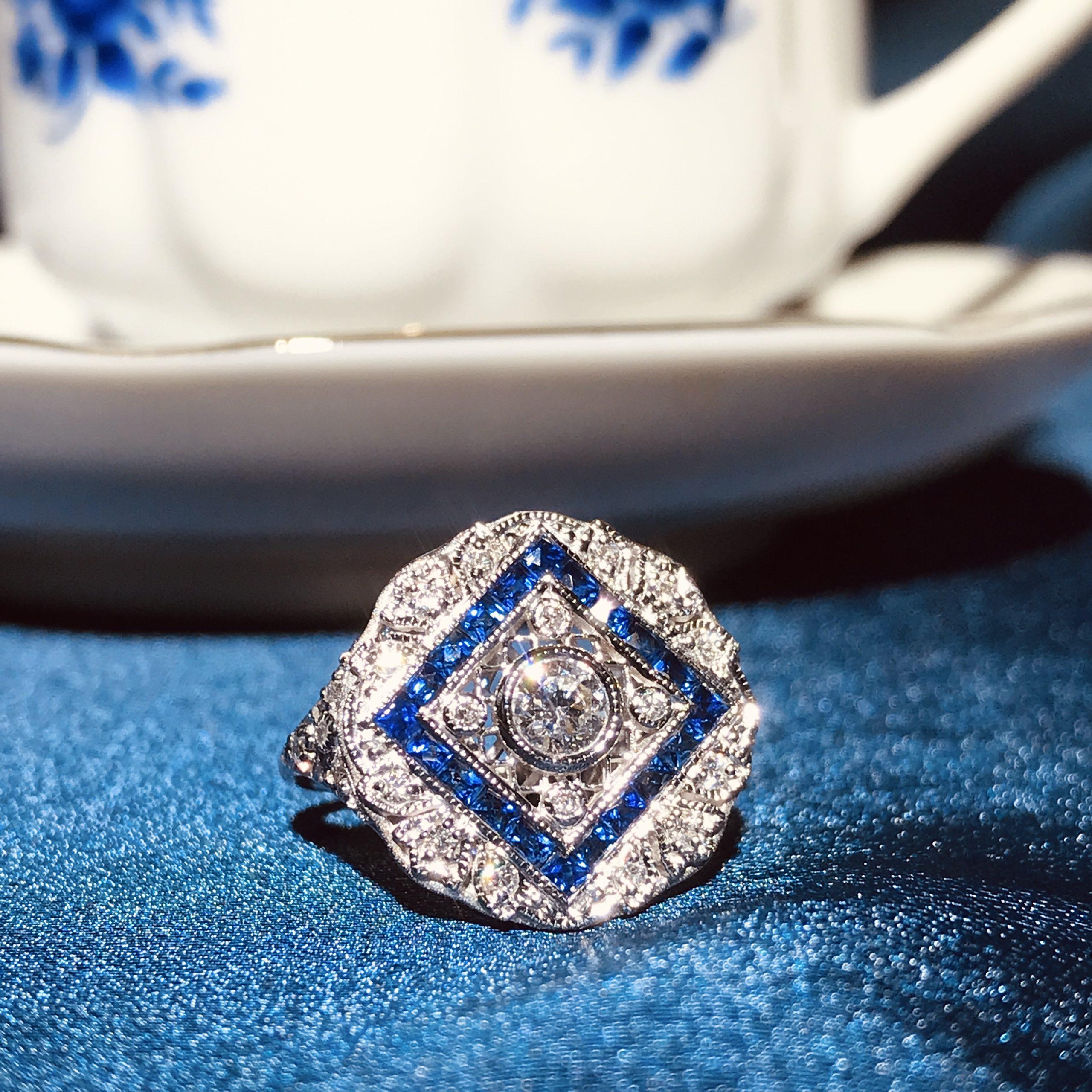 Diamant & Blauer Saphir Halo Art Deco inspiriert Stil 18K Weißgold Schild Ring für Damen oder Herren im Angebot