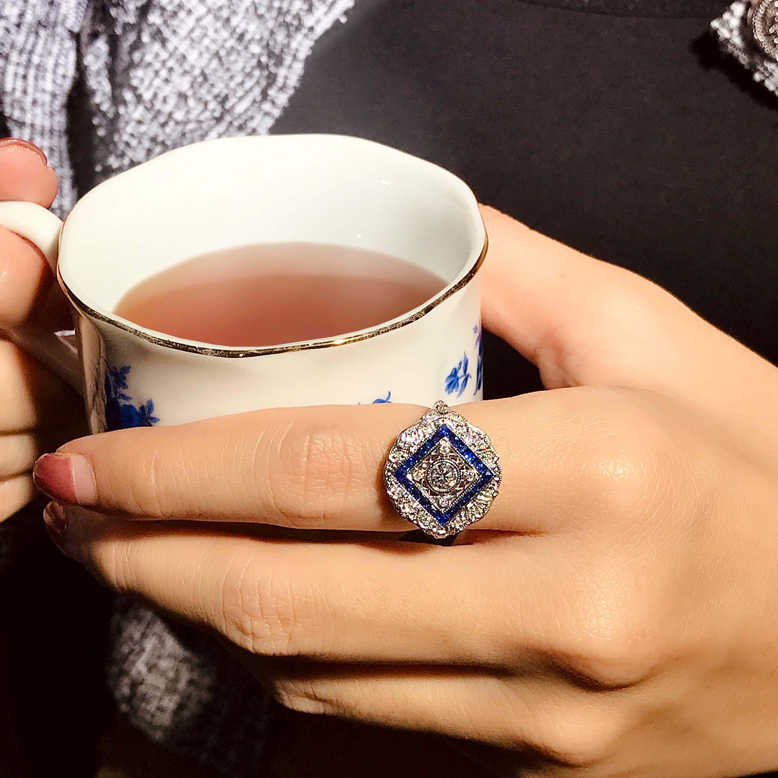 Diamant & Blauer Saphir Halo Art Deco inspiriert Stil 18K Weißgold Schild Ring im Angebot 2