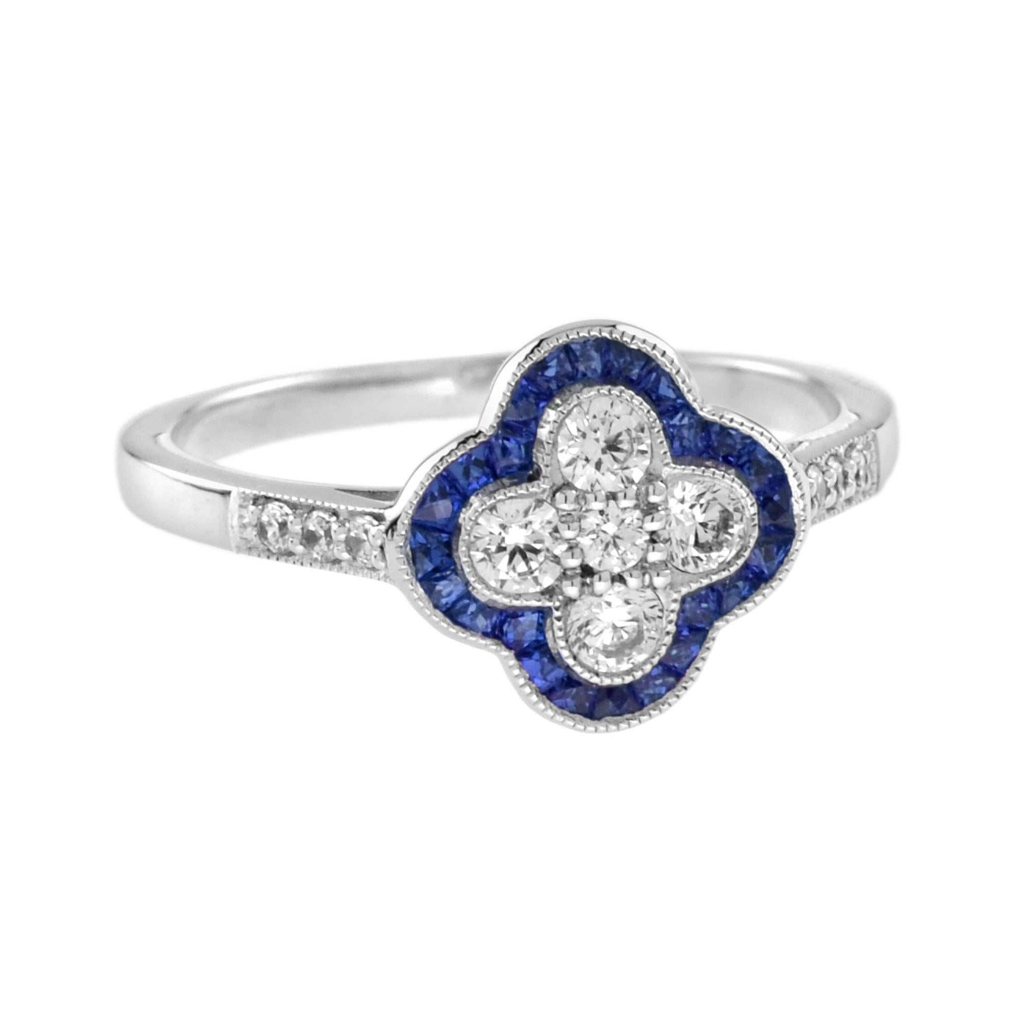 Une jolie bague florale pour toutes celles qui aiment les bijoux d'inspiration antique. Composé d'un éblouissant diamant rond et d'un saphir de taille française. Un total de cinq diamants centraux forment une fleur bordée d'un saphir pour un éclat