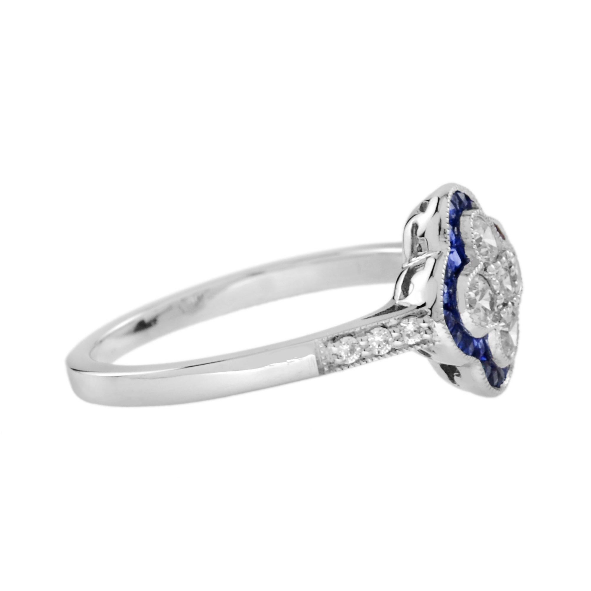 Taille ronde Bague en or ornée d'un halo de diamants et de saphirs bleus, style Art déco, motif floral à quatre trèfles en vente