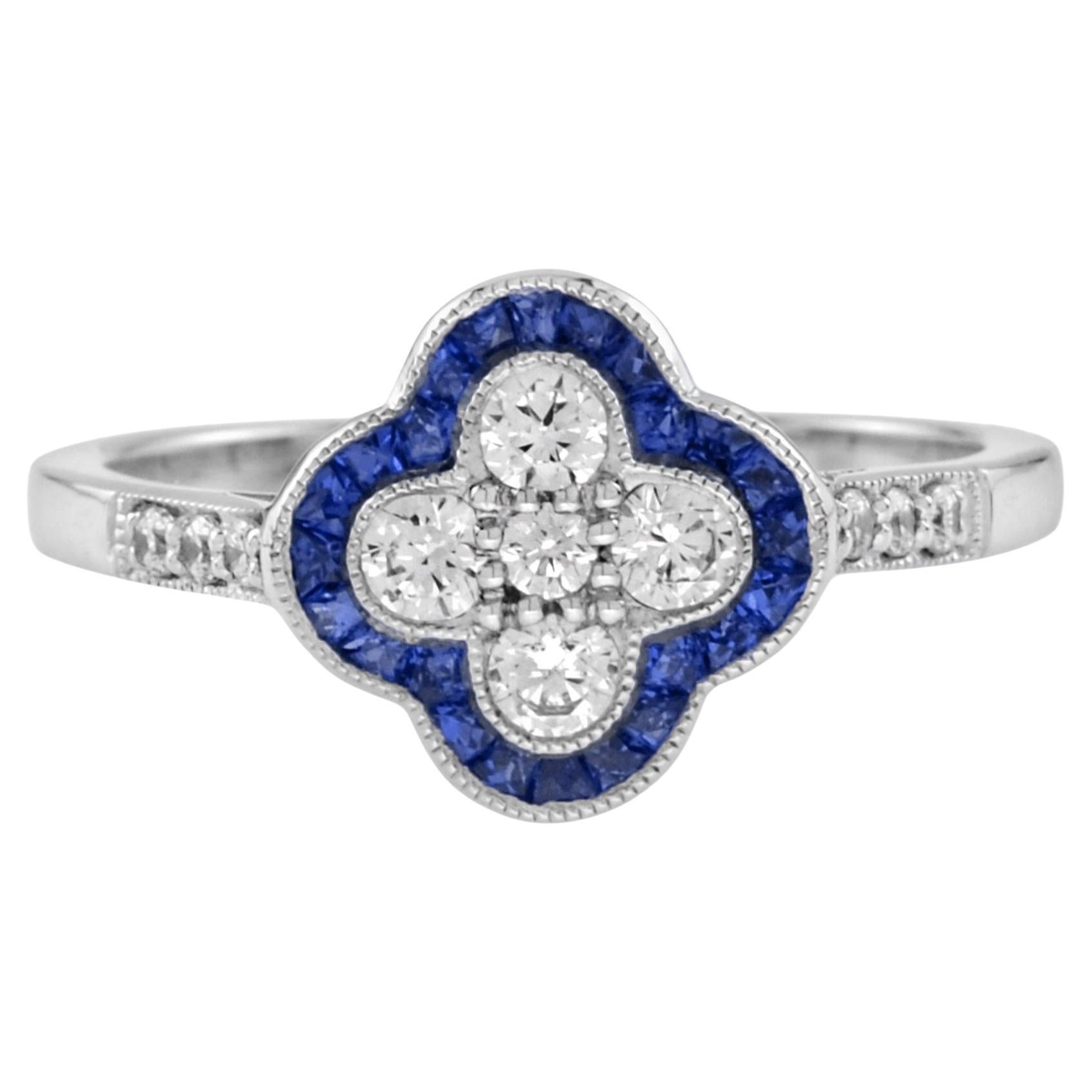 Bague en or ornée d'un halo de diamants et de saphirs bleus, style Art déco, motif floral à quatre trèfles en vente