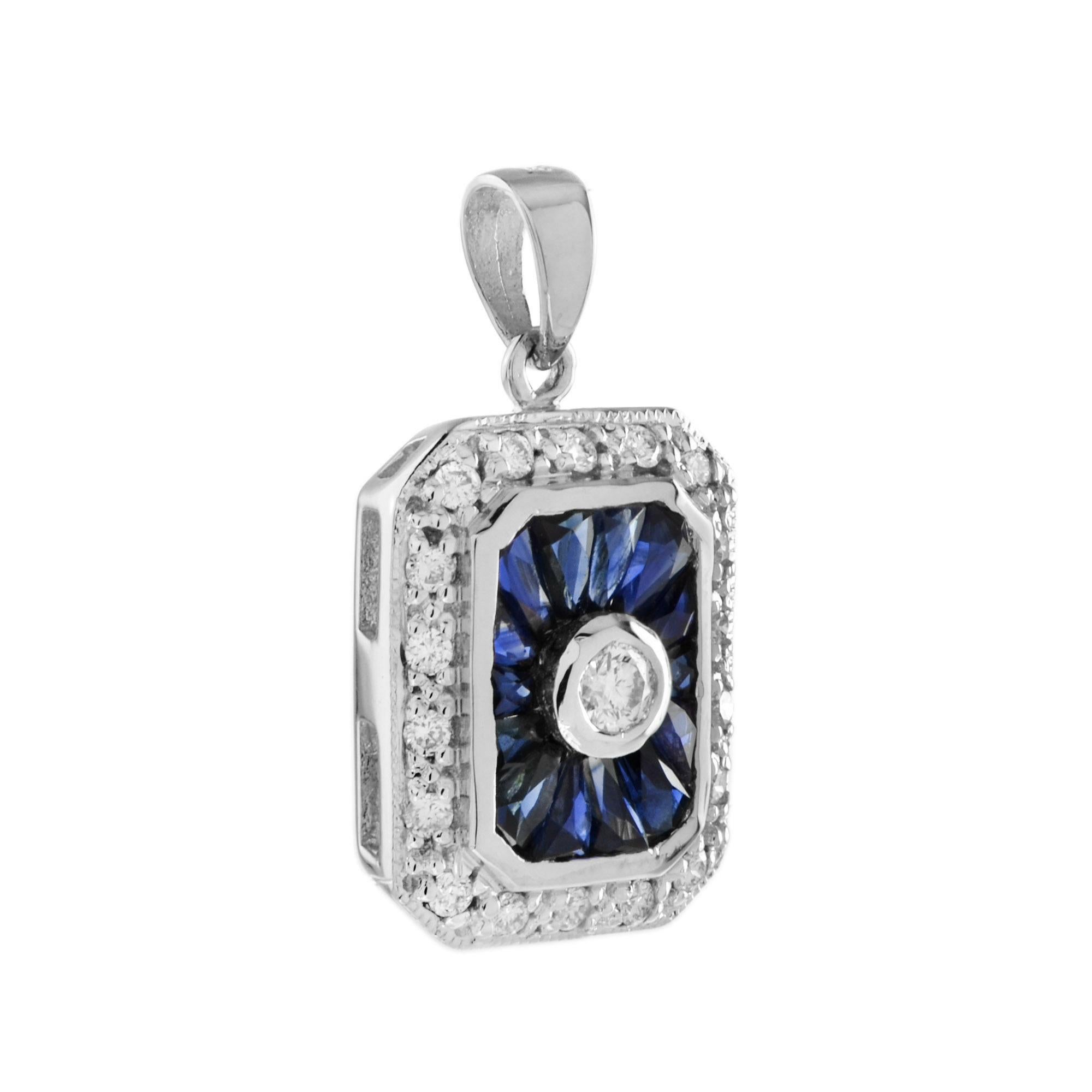Un superbe pendentif d'inspiration Art déco. Pendentif aux bords équarris dans un style Art déco traditionnel. Au centre du pendentif se trouve un diamant rond de taille brillant, entouré d'une rangée de saphirs de taille française. Finition soignée