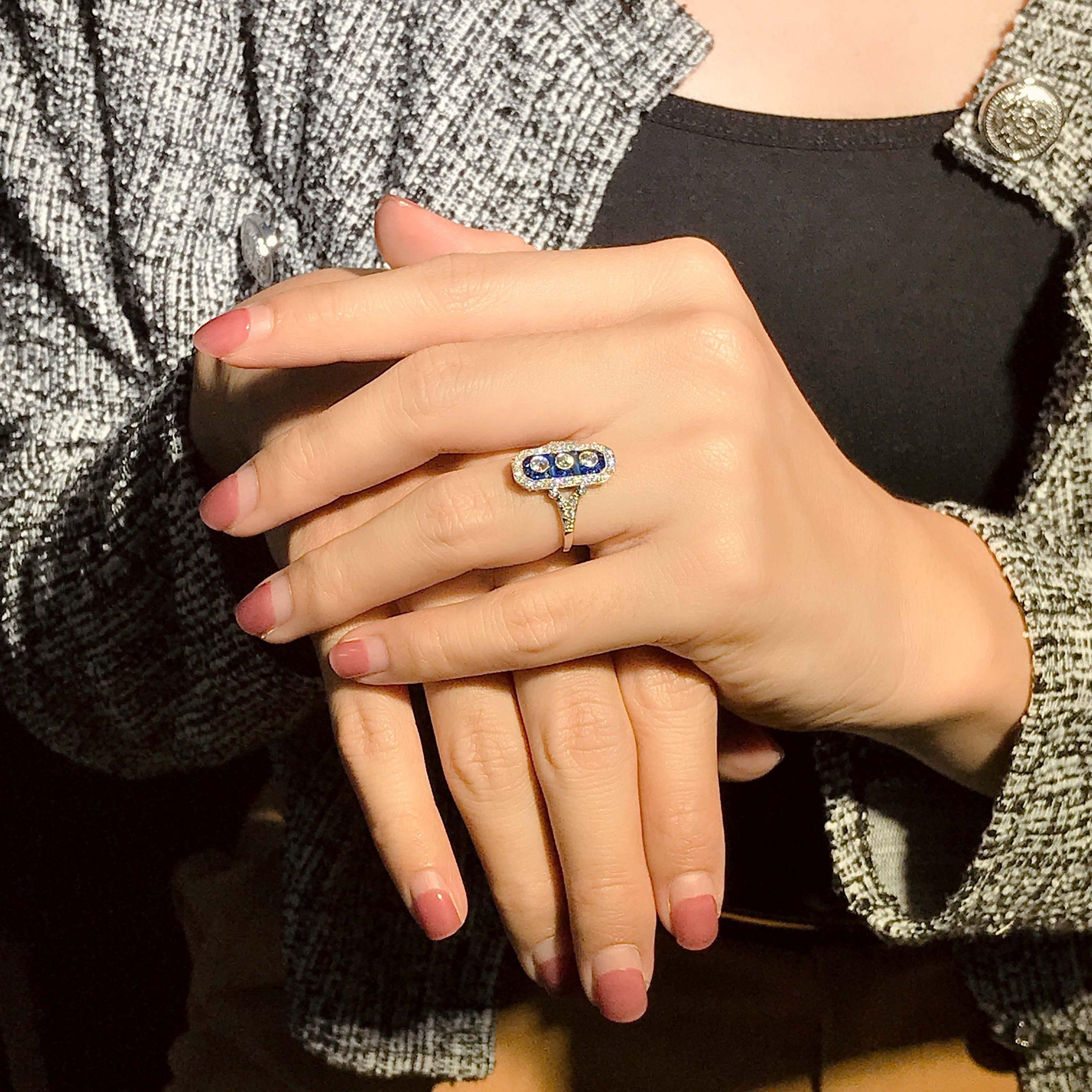 Bague à trois pierres en or blanc 14K, sertie d'un halo de diamants et de saphirs bleus, de style Art Déco en vente 2