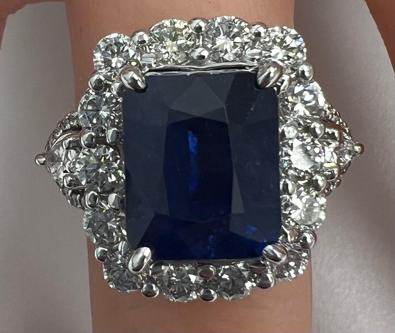 Diamond & Blue Sapphire Ring in 14K White Gold with Natural Diamonds. 6.22ct Sap
This ring is an exquisite piece made from 14k white gold, combining luxury and elegance. The centerpiece is a breathtaking 6.22-carat natural blue sapphire, cut in a