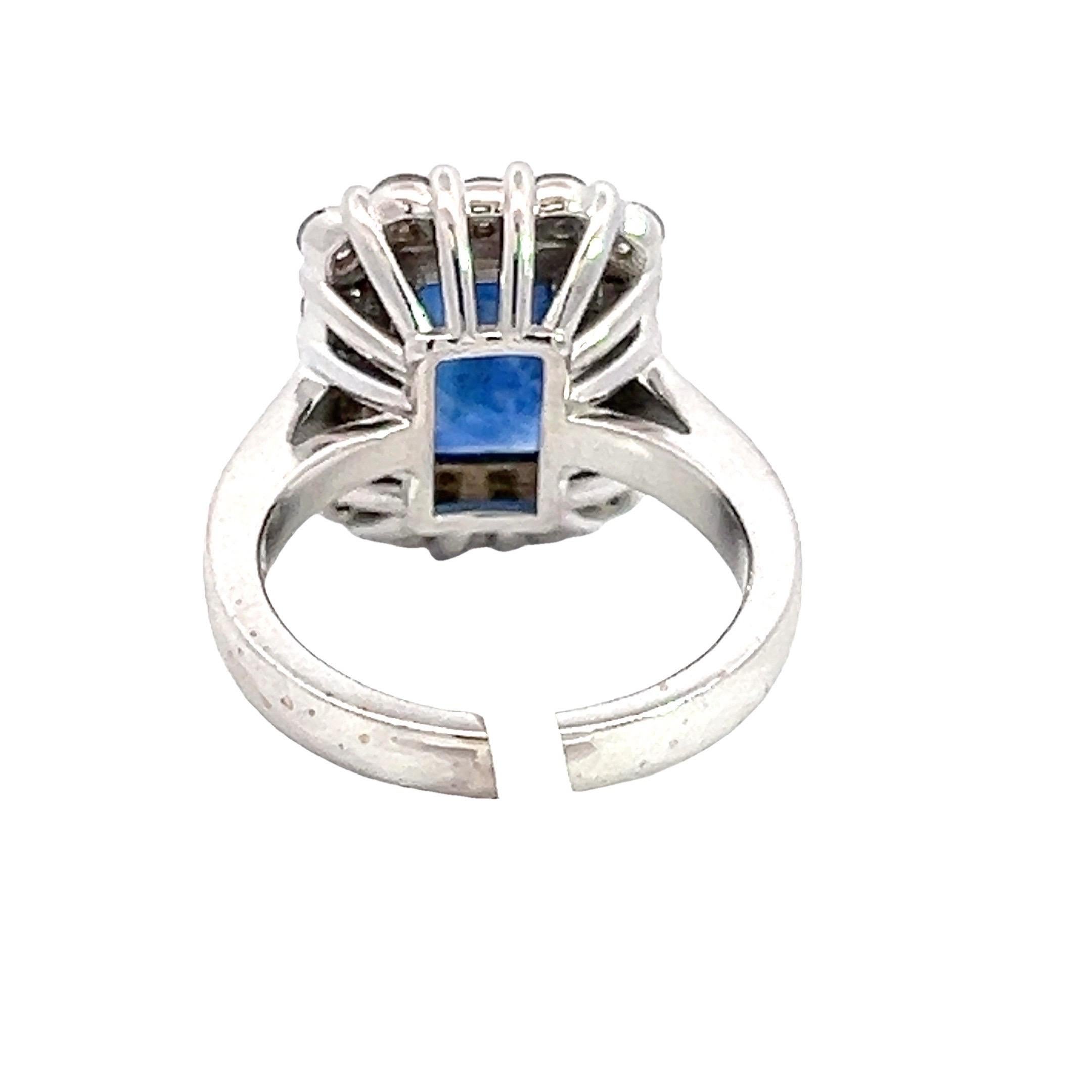 Brilliant Cut Diamond & Blue Sapphire Ring in 18K White Gold with Natural Diamonds. 3.20ct Sap For Sale