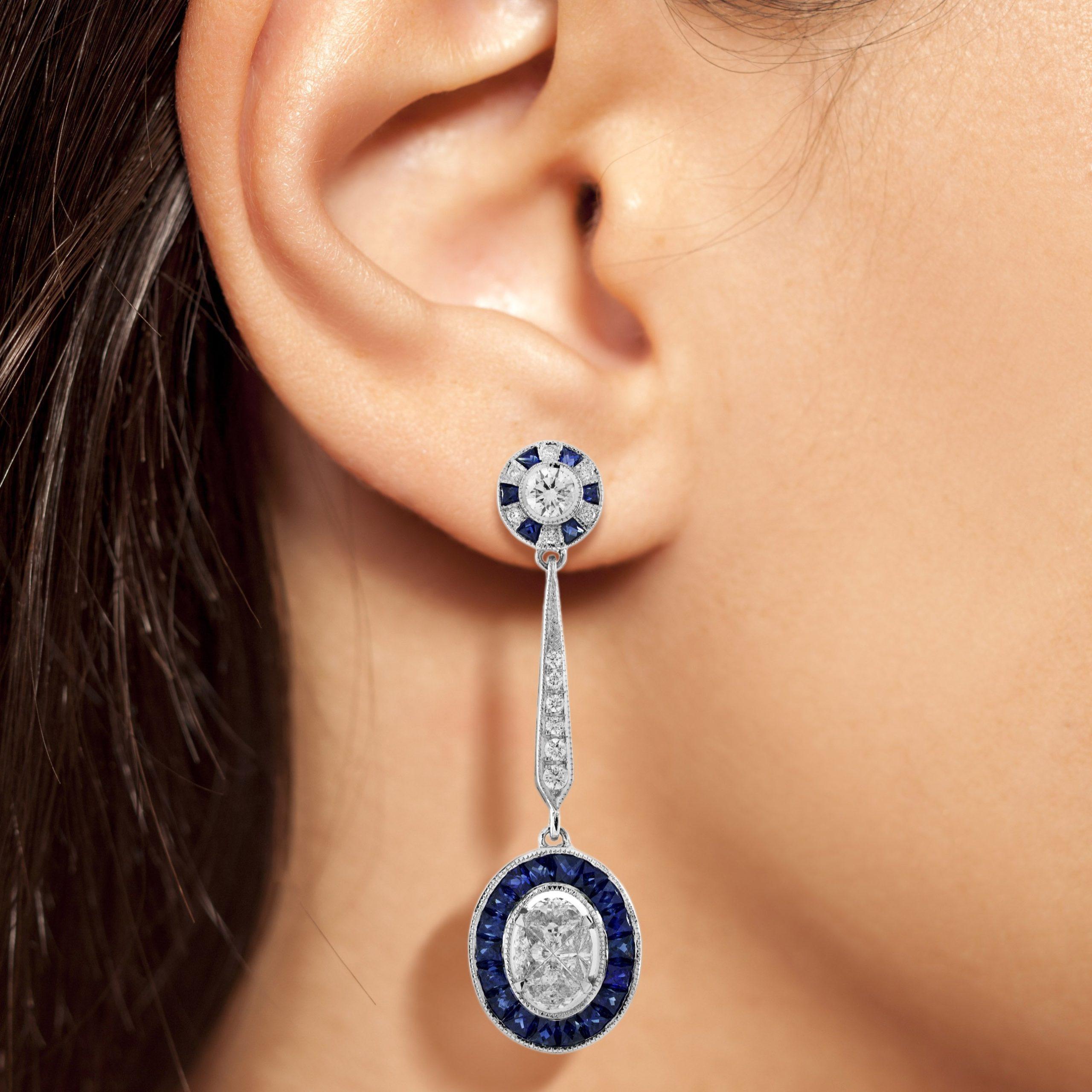 Pendientes de oro blanco con gota de diamantes y zafiro azul de inspiración vintage y estilo Art Déco en Nuevo estado para la venta en Oakton, VA