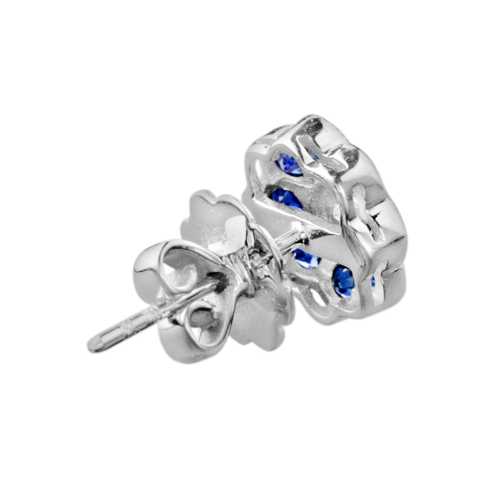 Ein Paar Ohrringe im Vintage-Stil mit runden blauen Saphiren in einer Blume. Jede Blume ist mit einem runden Brillanten der Farbe G und der Reinheit VS besetzt, der mit einem Millgrain-Rand versehen ist. Ein schönes Paar für Ihren schönen Tag. 14K