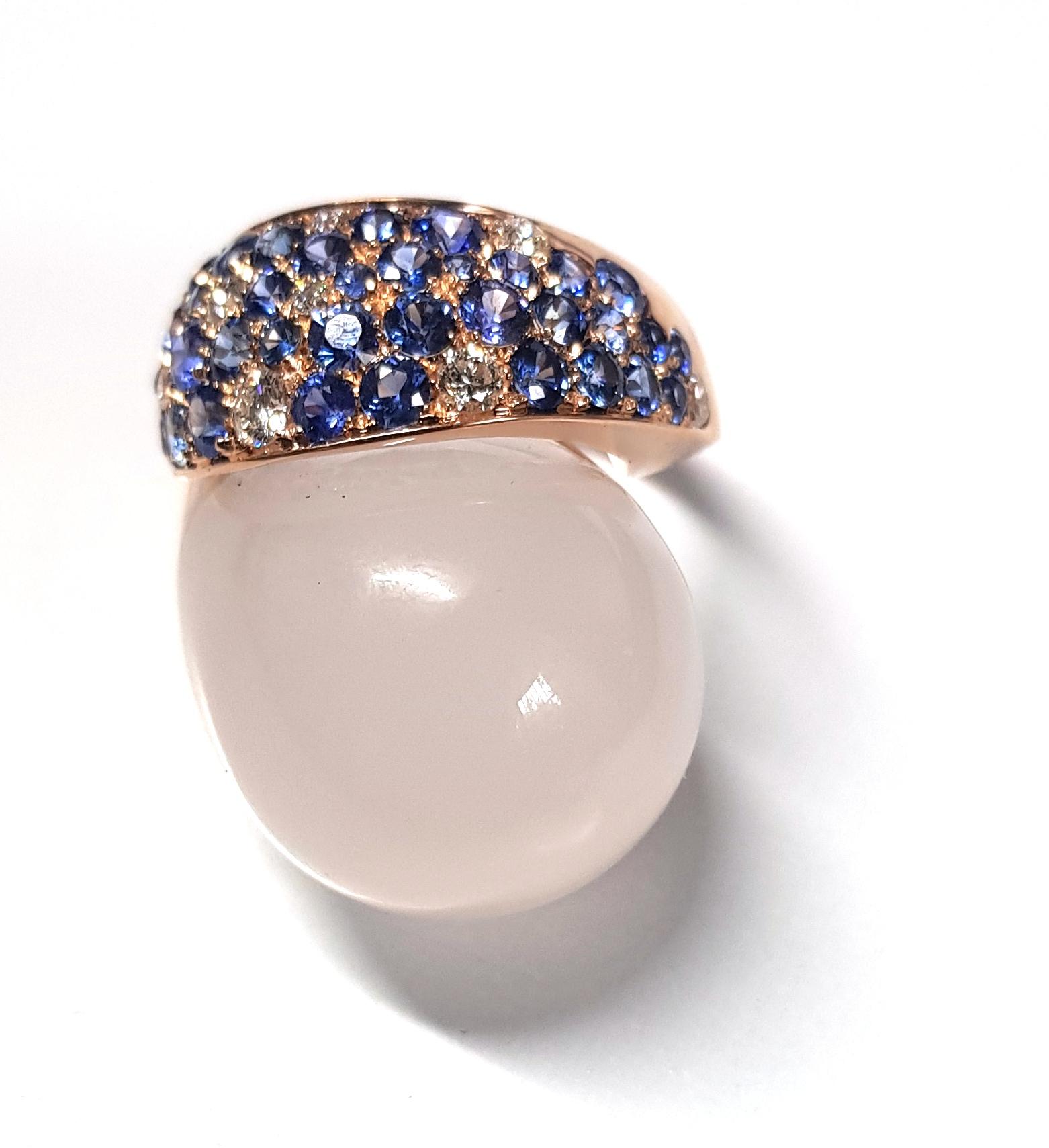 Enchanting round shape like a full moon, the Moony ring is handcrafted in Margherita Burgener workshop, Italy.
Rose gold is suspending a full moon of white quartz, translucent and bright.
Aside a full pavé of blue sapphires and diamonds creating a