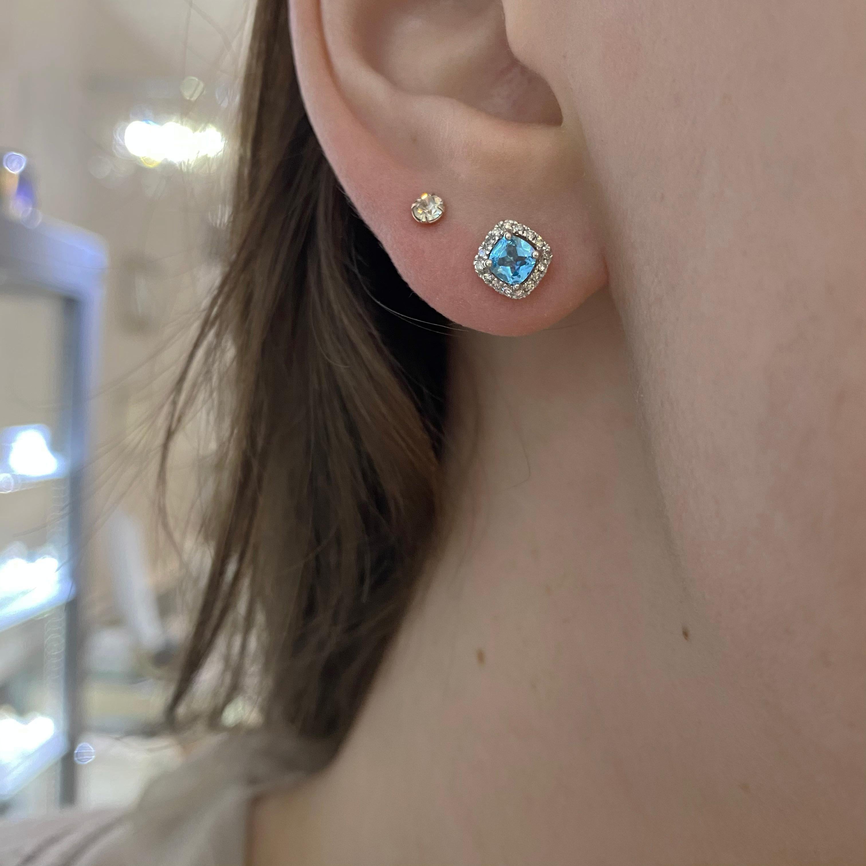 Les détails de ces superbes boucles d'oreilles sont indiqués ci-dessous :
Qualité du métal : Argent sterling
Type de boucle d'oreille : Stud 
Numéro de diamant : 16
Poids total du diamant :  .10 carat
Clarté du diamant : VS2 (excellent, propre à