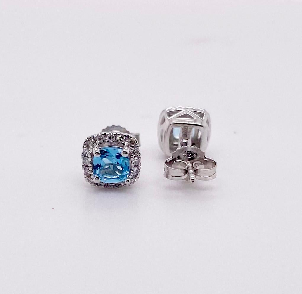Taille coussin Boucles d'oreilles en argent sterling avec topaze bleue, topaze coussin et halo de diamants en vente