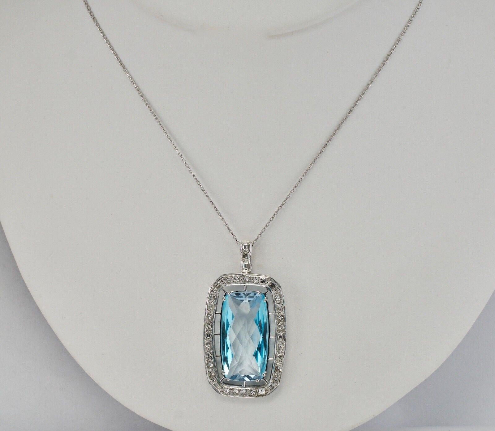Diamant Topaze bleue pendentif rehausseur Collier en or blanc 14K

Ce grand et spectaculaire collier de succession est finement réalisé en or blanc massif 14K (le pendentif est testé et garanti, la chaîne est estampillée). Le pendentif rehausseur