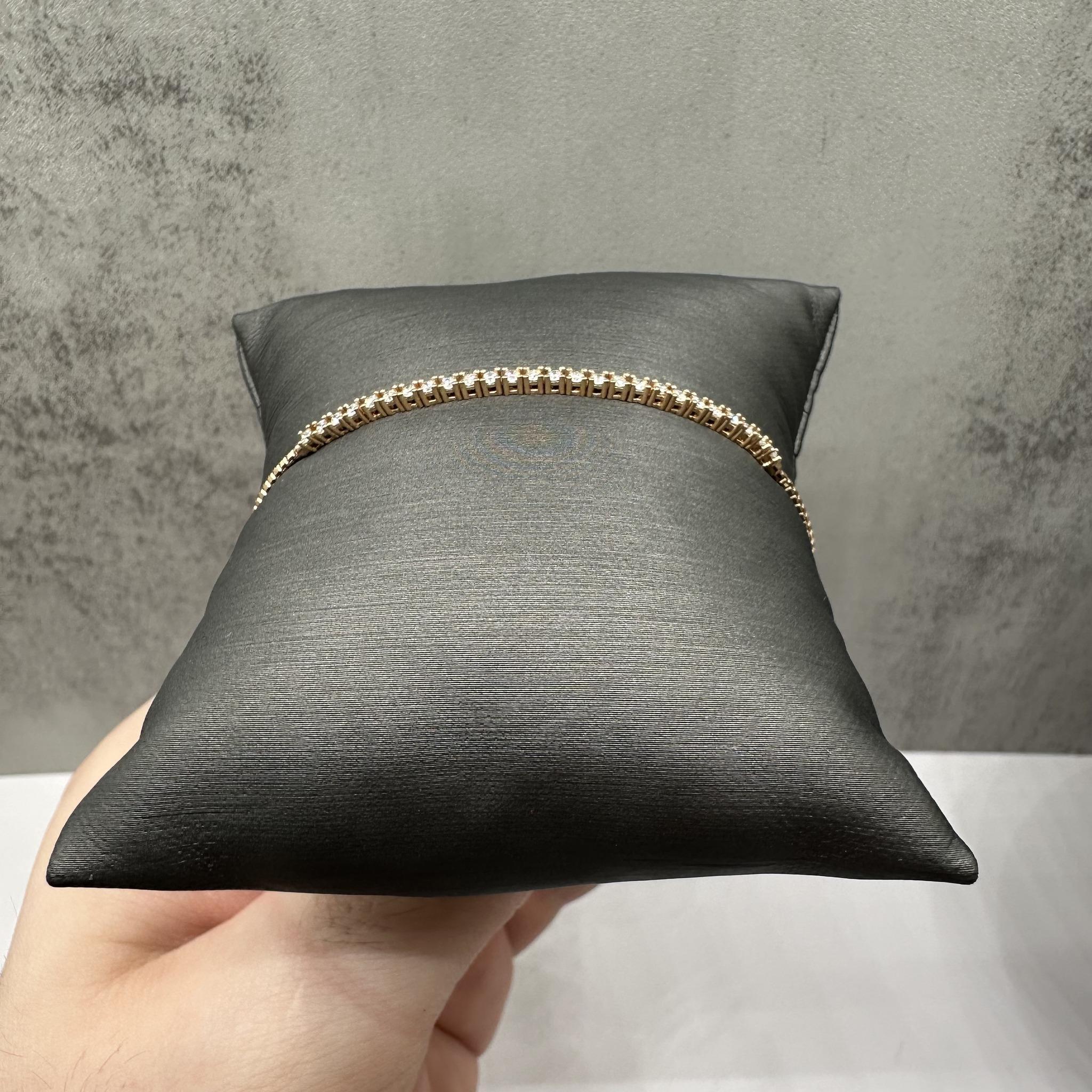 Dieses elegante Diamant-Bolo-Armband aus 18-karätigem Roségold ist mit 0,39 ct. runden Diamanten des Typs GH SI2-I1 besetzt und verleiht Ihrem Handgelenk ein zartes Funkeln. Die Länge ist verstellbar und bietet eine perfekte Passform für die