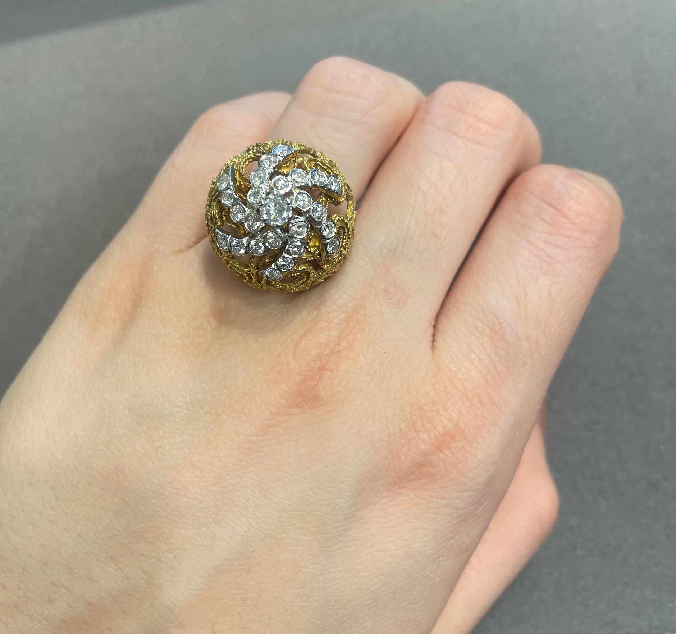Diamant-Kuppelring 

Ein bombierter Kuppelring mit einem zentralen Wirbel aus 25 Diamanten im Rundschliff. 
Ungefähres Diamantgewicht: 1,10 Karat
Ringgröße: 6
Kostenfreie Größenänderung 
Ungefähres Gewicht: 12,6 Gramm
Metall Typ: 14 Karat Gold