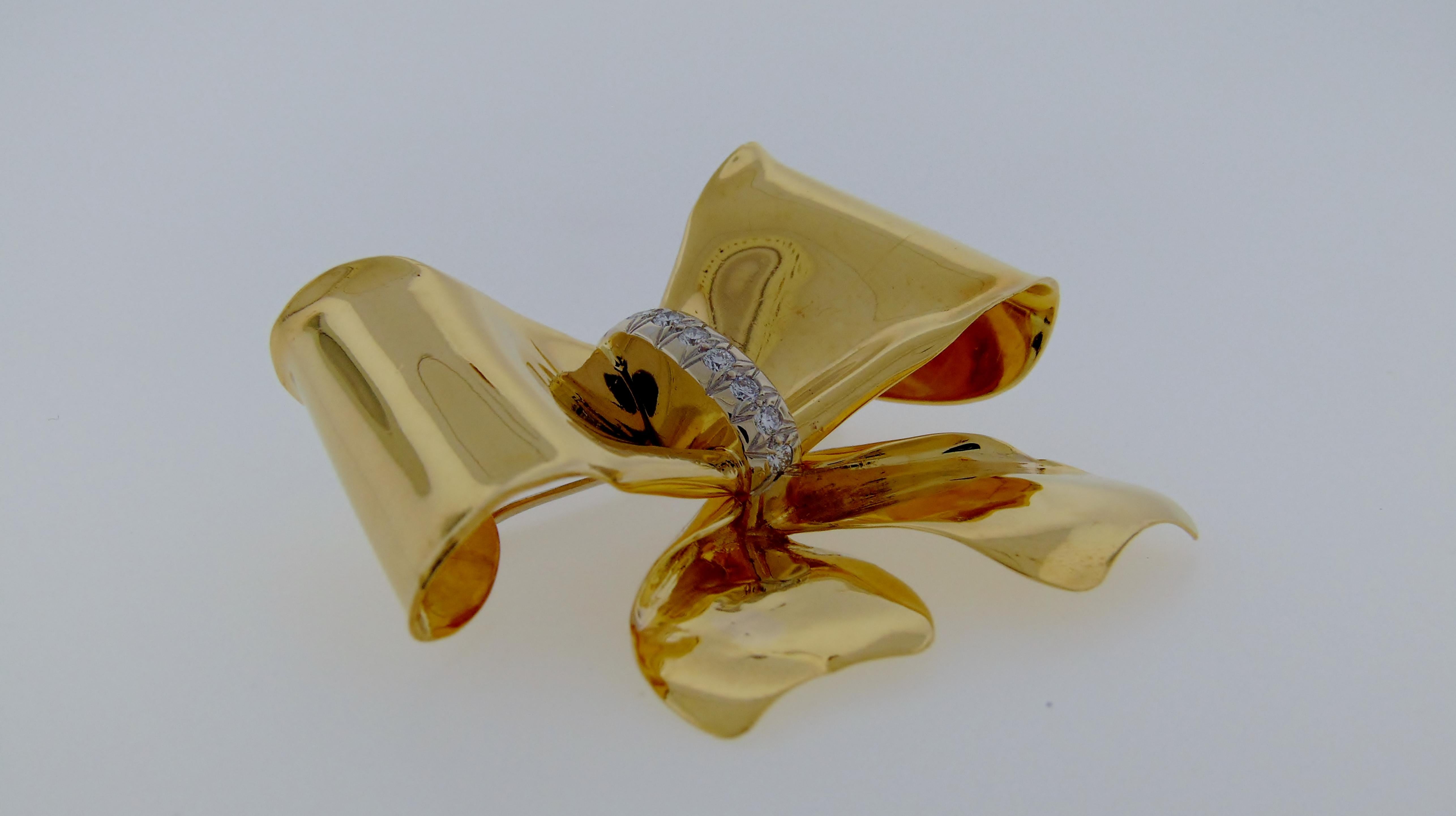 Round Cut Diamond Bow Brooch, 18 Karat Yellow Gold For Sale