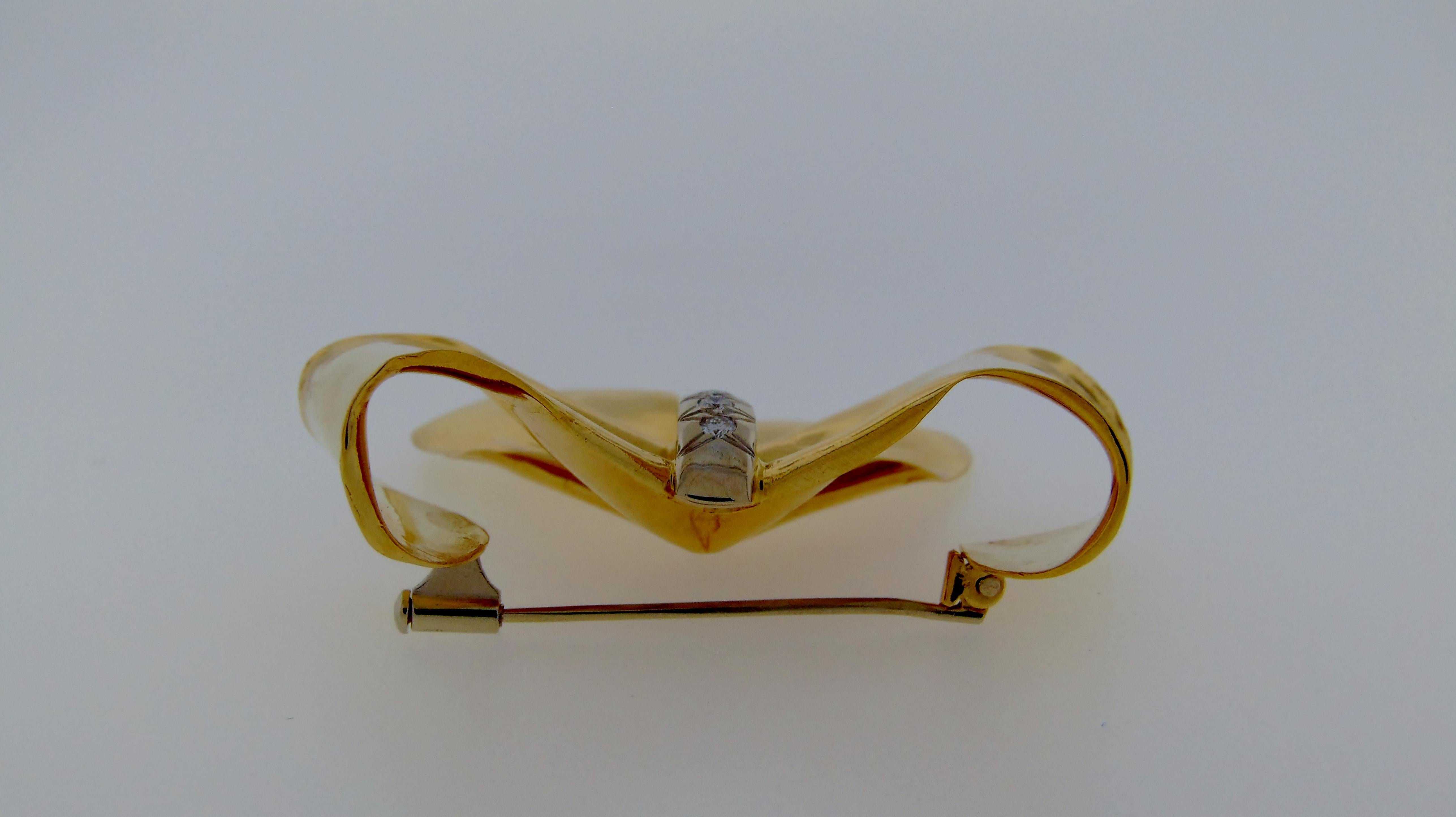 Diamond Bow Brooch, 18 Karat Yellow Gold In Fair Condition For Sale In Delray Beach, FL