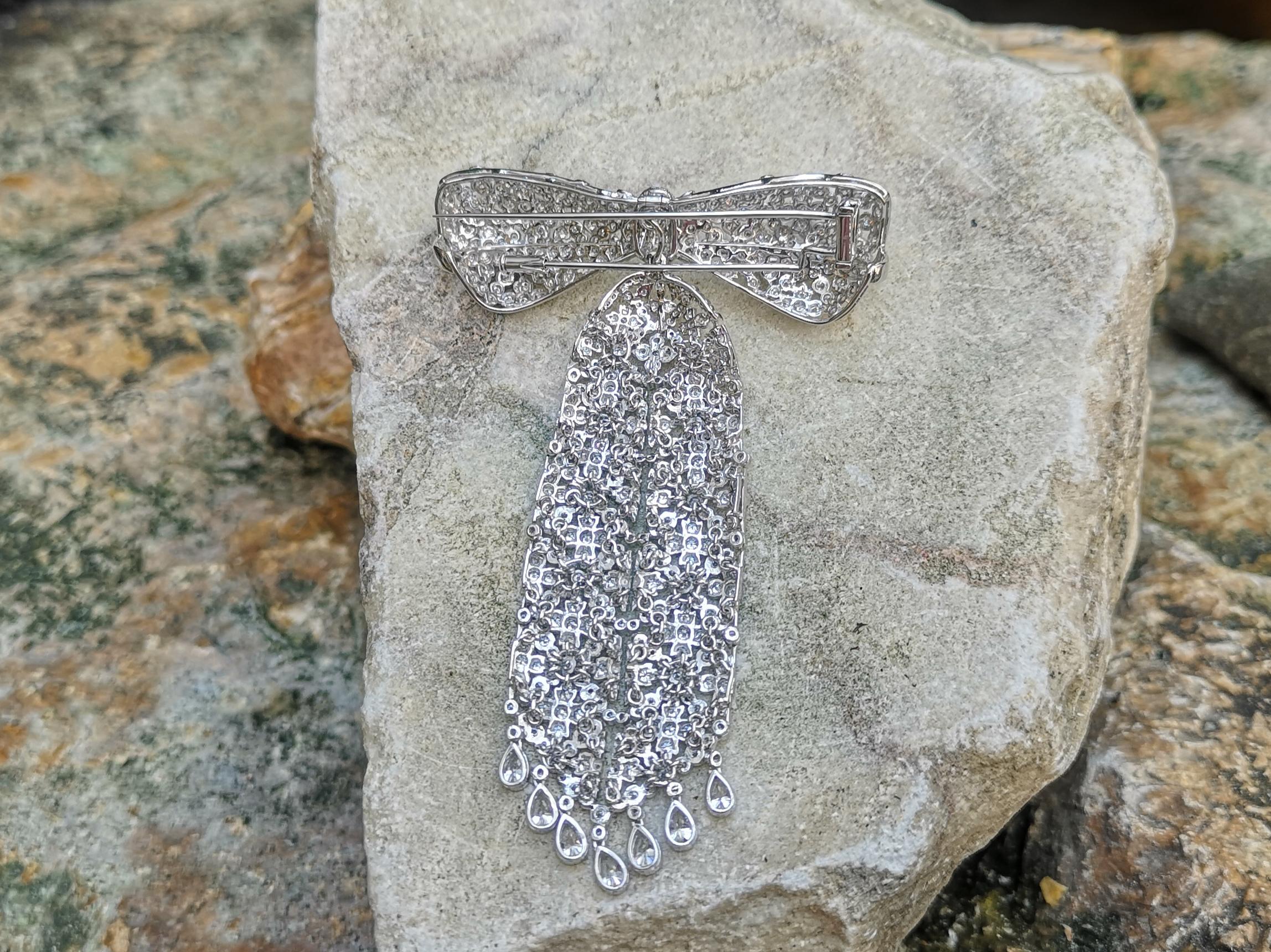 Diamond Bow Detachable Tassel Brooch Set in 18 Karat White Gold Settings In New Condition For Sale In Bangkok, TH