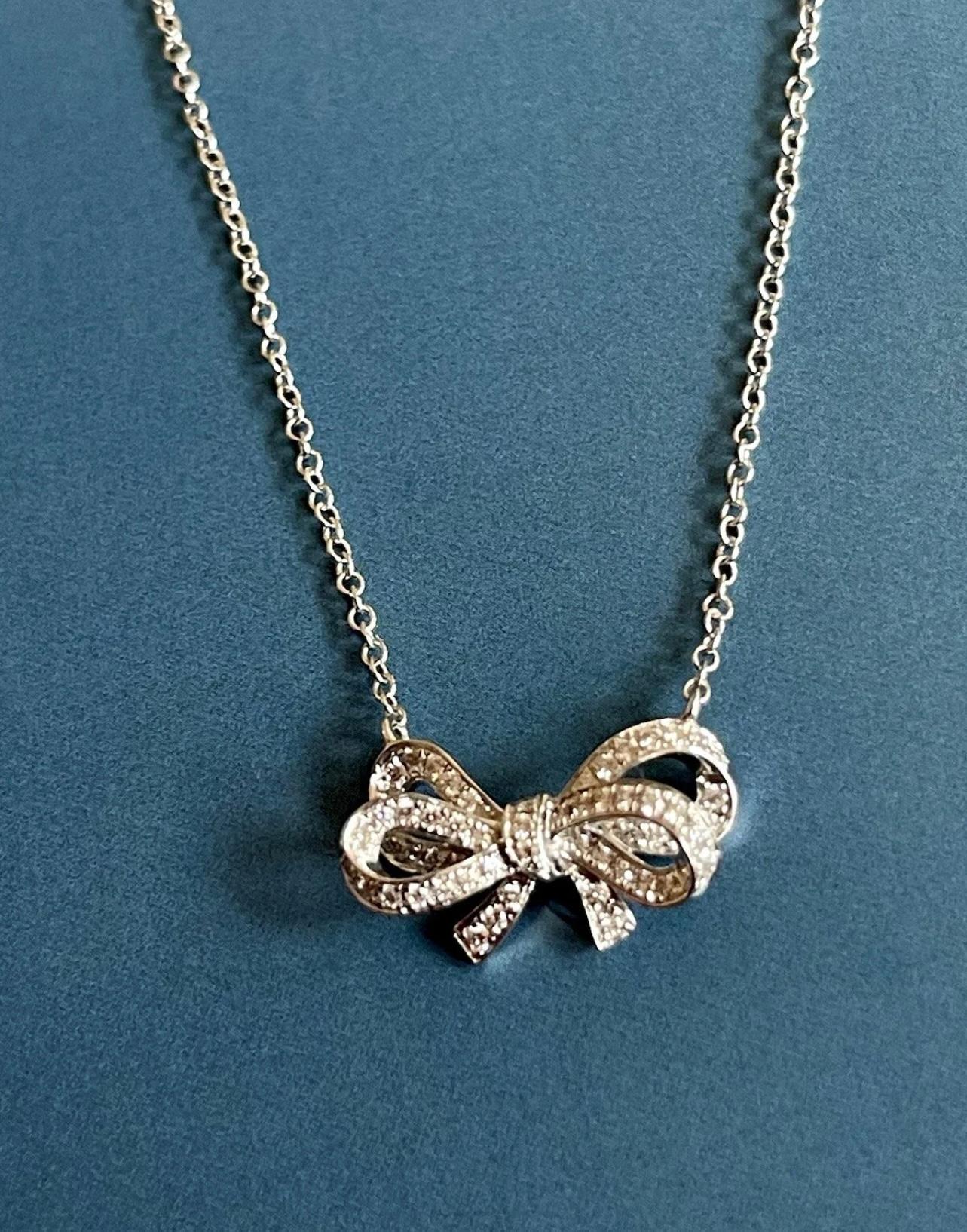 DIAMOND BOW Ribbon Knot NECKLACE IN 18CT WHITE GOLD In New Condition For Sale In Ilford, GB