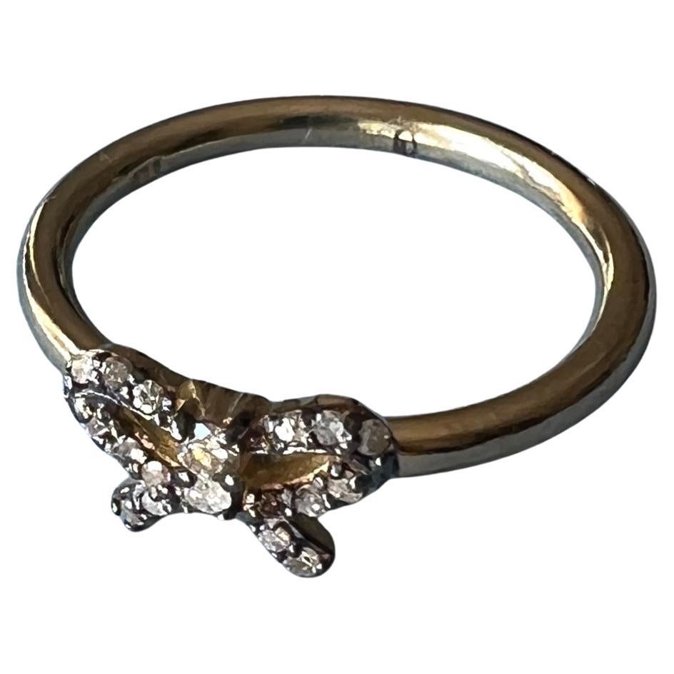 Anneau de diamant de style victorien

Cette bague est en argent plaqué or 14k.

Designer : J DAUPHIN

Inspiré de l'ère victorienne.

Ce modèle est fabriqué sur commande en or ou en argent, et peut également être orné de diamants noirs. 
Disponible