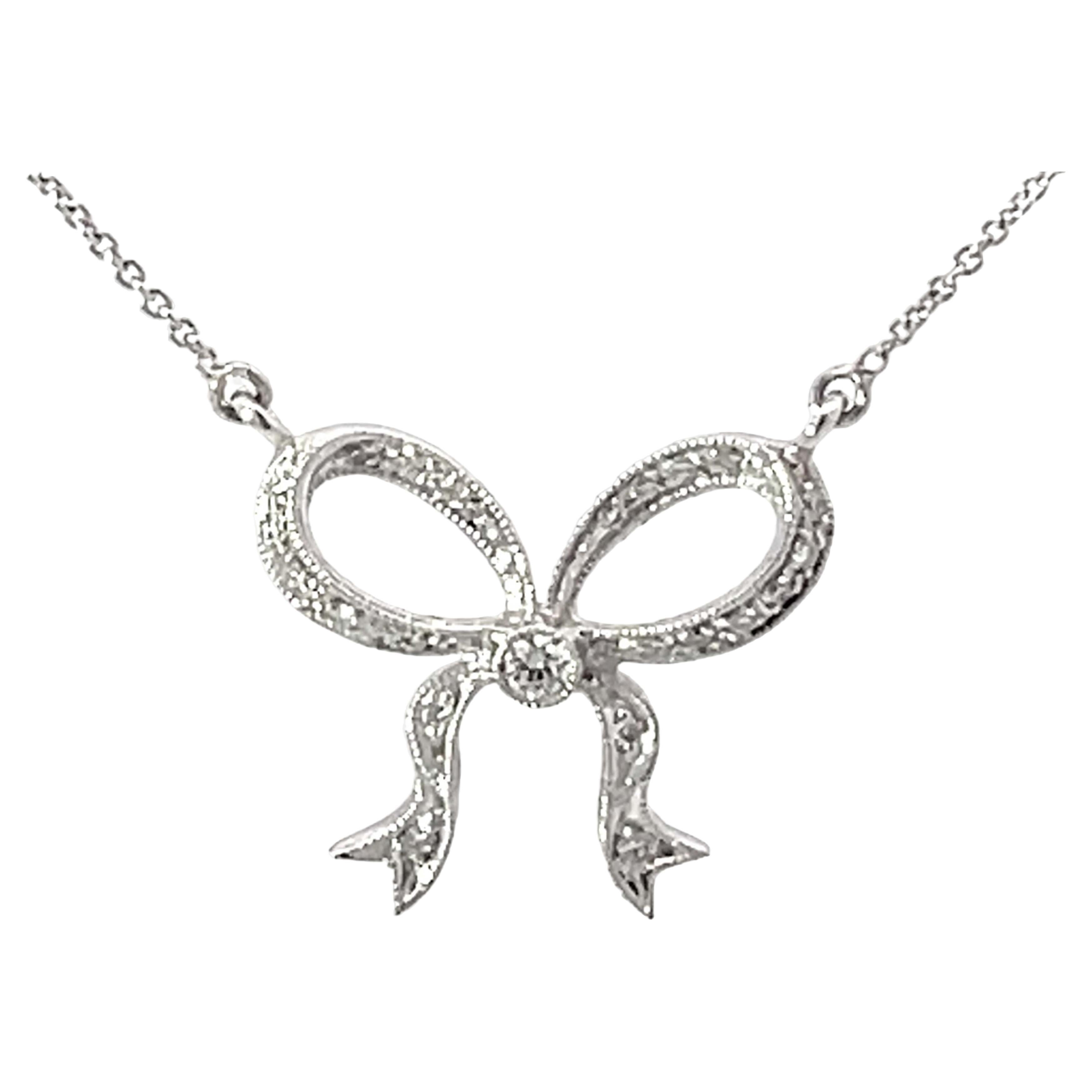 Beverley K, collier pendentif Bowtie en or blanc massif et diamants