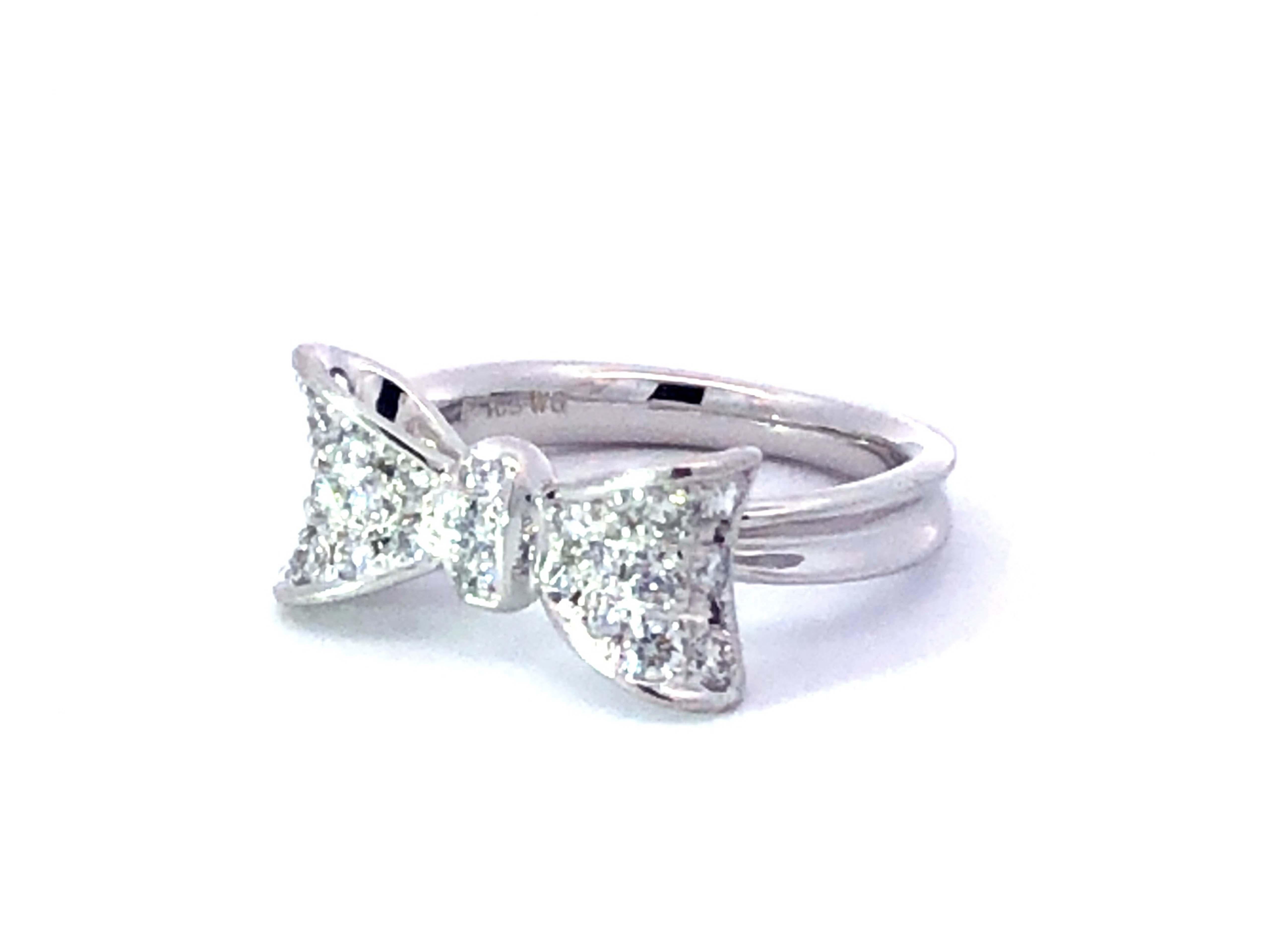 Diamond Bowtie Ring in 18k White Gold In Excellent Condition For Sale In Honolulu, HI