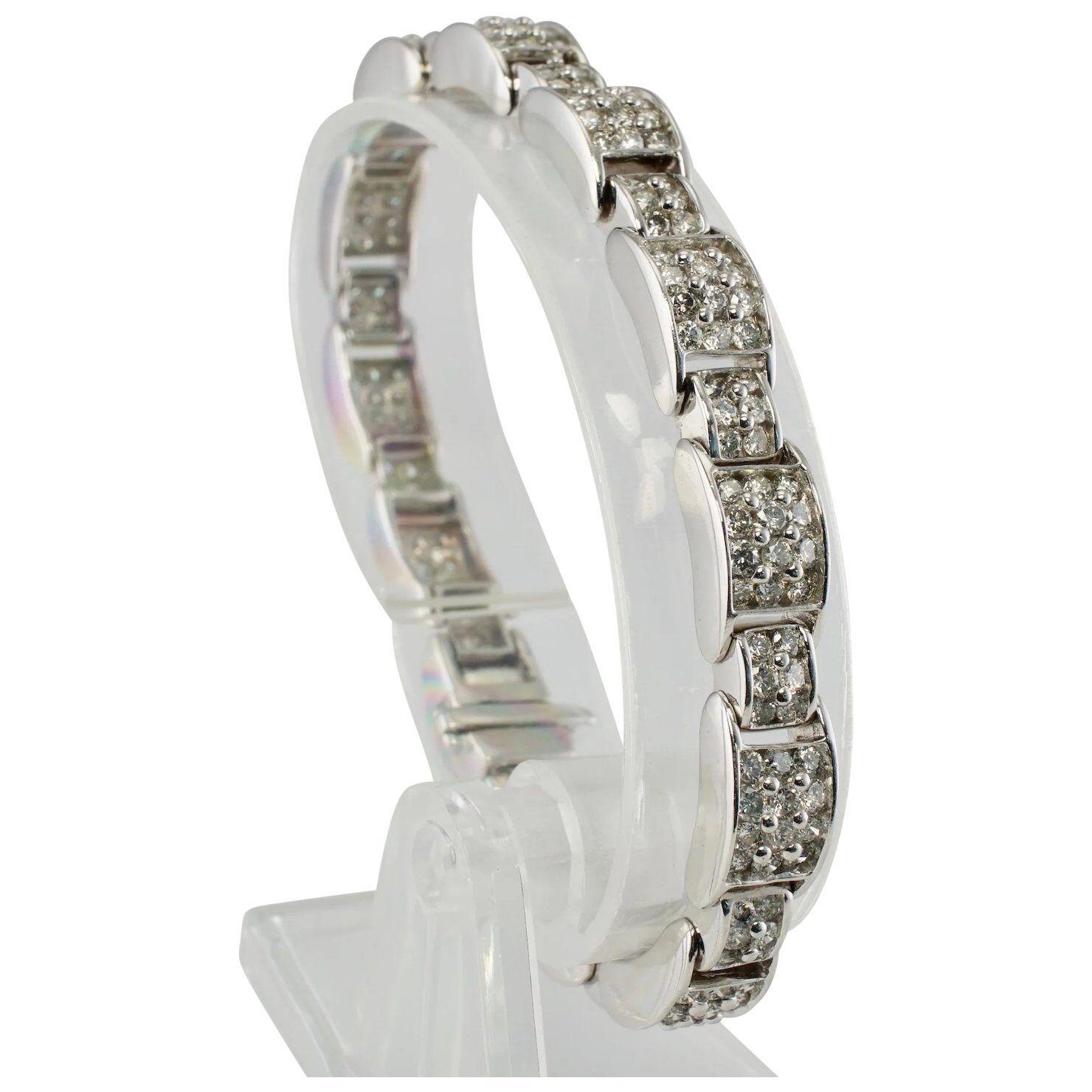 Ce magnifique bracelet étincelant est finement réalisé en or blanc 14 carats massif et serti de véritables diamants blancs et ardents. Il y a 216 diamants ronds de taille brillant de clarté SI2 et de couleur GH totalisant 6,50 carats. Le bracelet