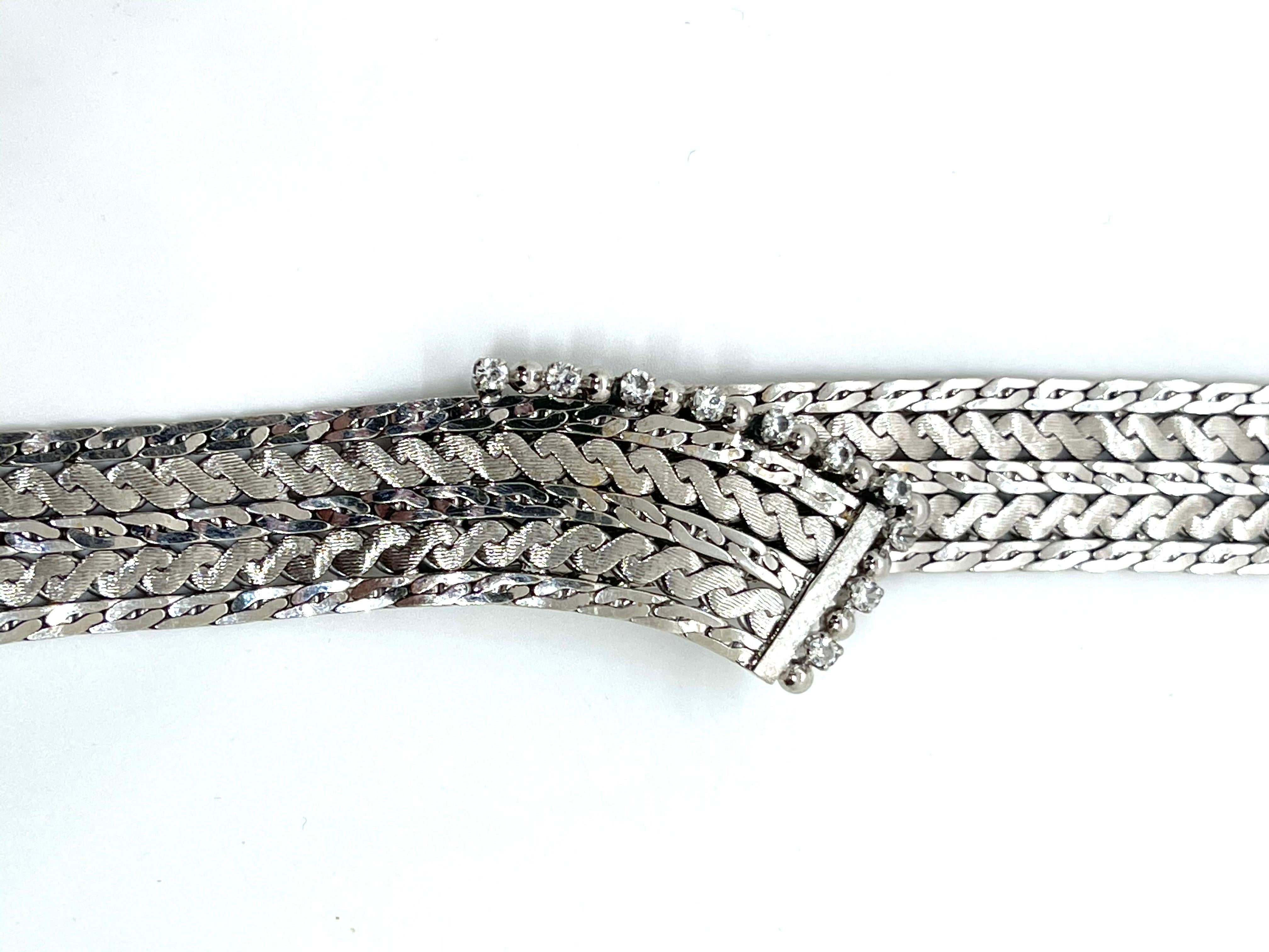 Un bracelet Whiting en or blanc 18 carats orné de diamants blancs ronds de taille brillant. Le poids approximatif des pierres est de 0,5 carat. Design/One original, adapté à la journée et aux occasions spéciales. 

Poids total : 61 grammes.
Longueur