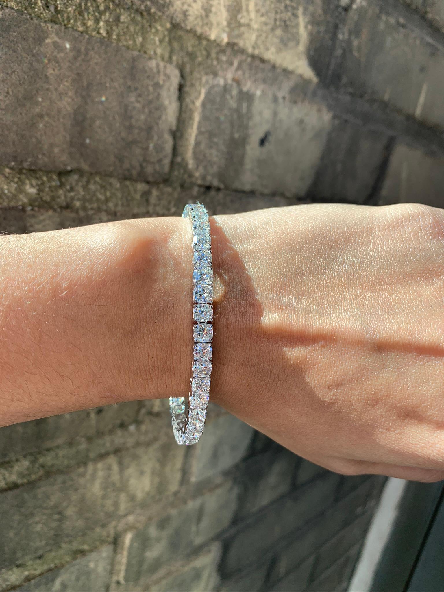 Classic Cushion Diamond Tennis Bracelet in 18 Karat White Gold In New Condition For Sale In New York, NY