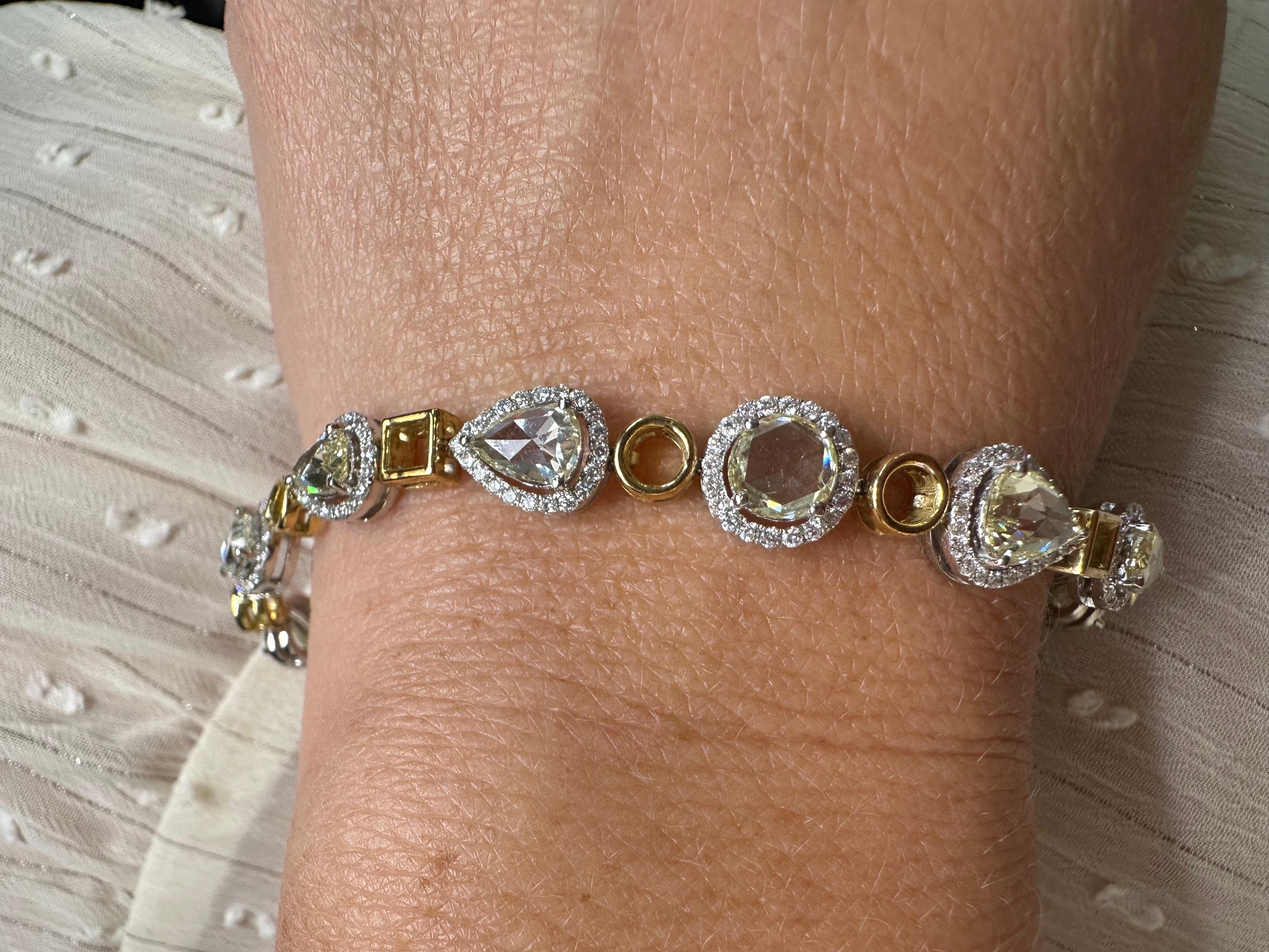 Diamond bracelet 18Kt gold minimal luxury bracelet In New Condition For Sale In Boca Raton, FL