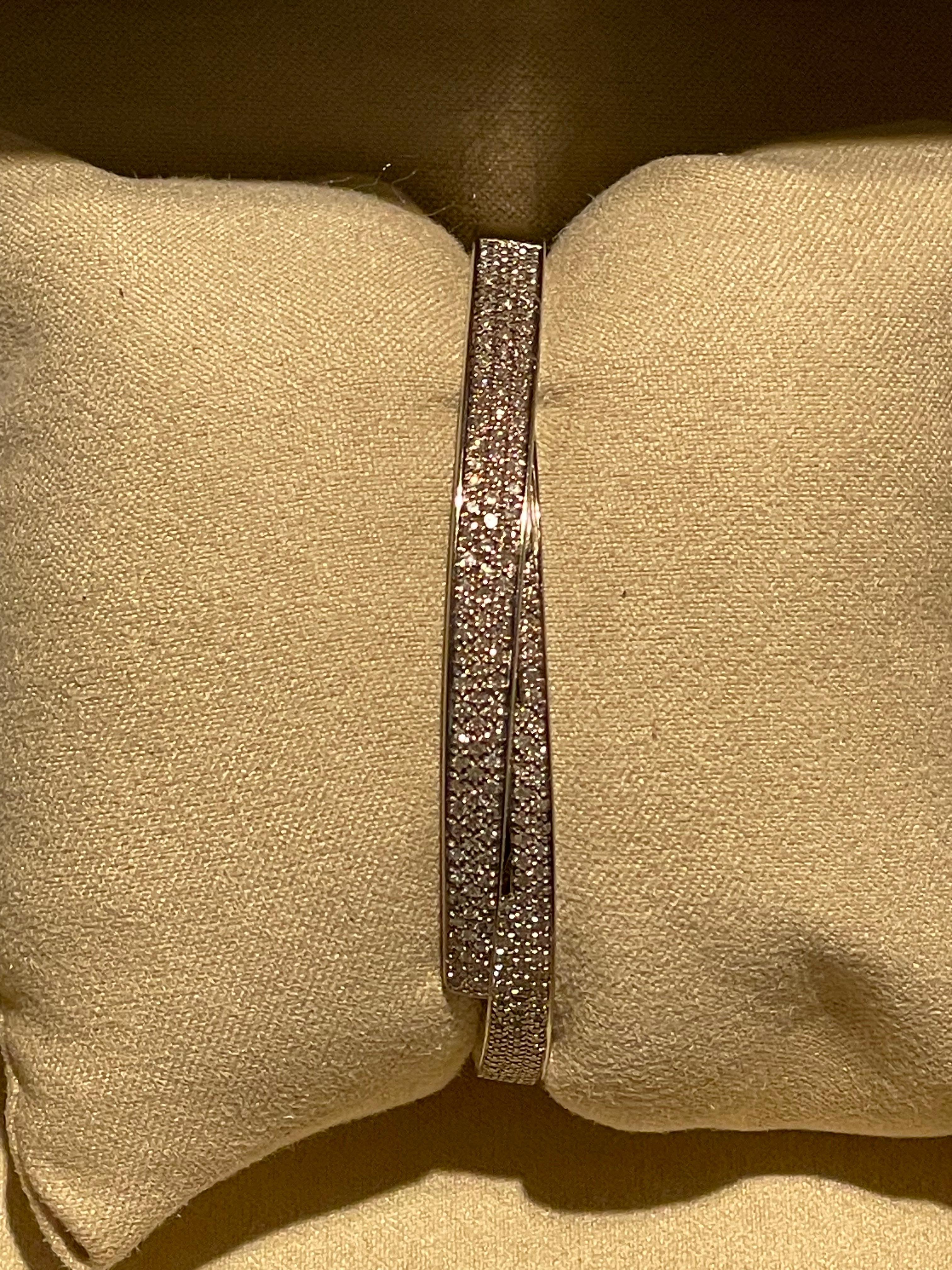 Pulsera de platino con aproximadamente 216 diamantes, aproximadamente 2,16 ct en total.
Tamaño de la muñeca: 6 3/4 pulgadas
Peso total: 28,1 gramos