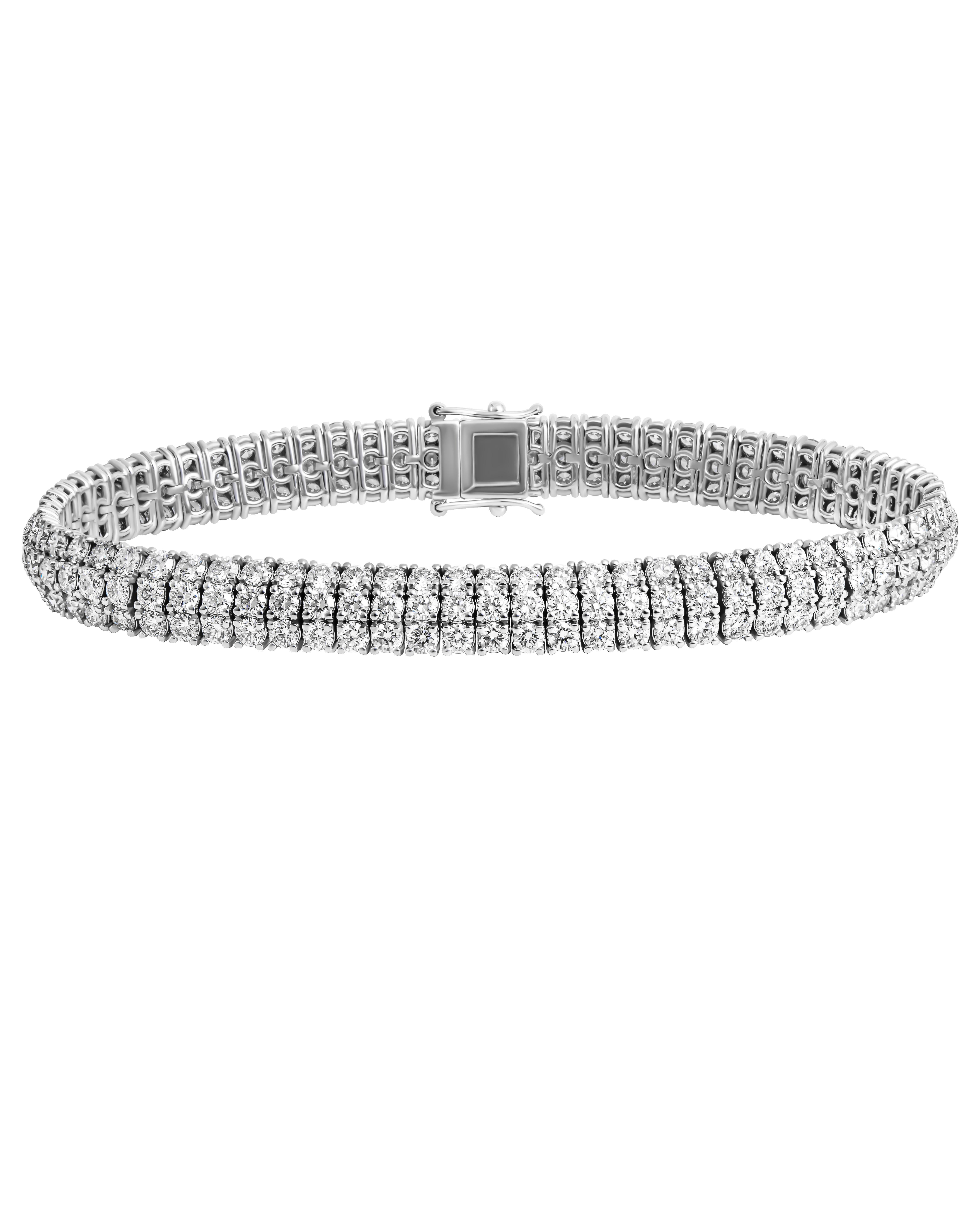 Taglio rotondo Bracciale con diamanti a 3 file di diamanti in vendita