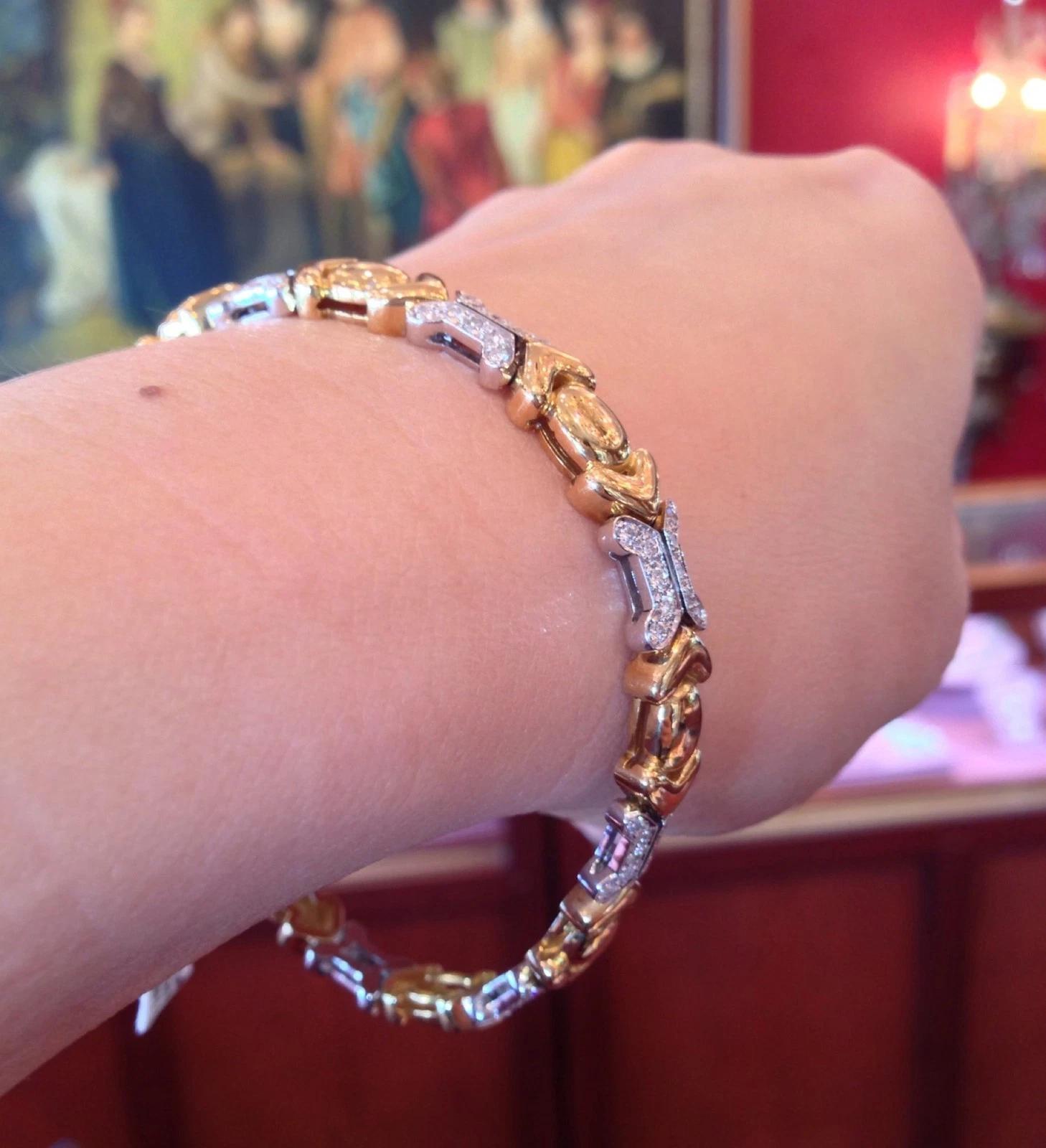 Pulsera de diamantes de oro amarillo y blanco de 18 quilates de alta calidad de Louis  Fiessler

La Pulsera de Diamantes, bellamente elaborada, presenta nueve secciones de Diamantes que contienen 90 Diamantes Blancos Redondos Brillantes engastados