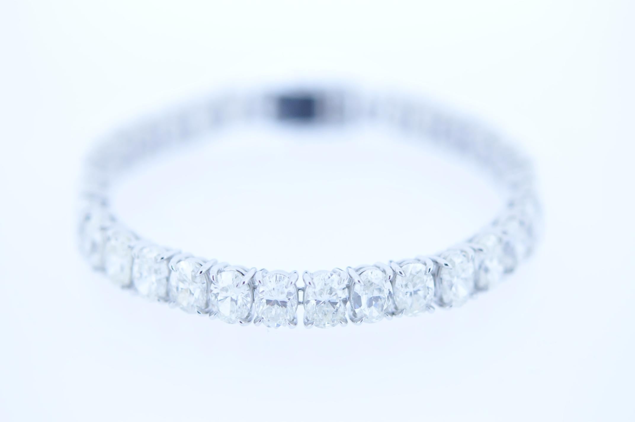 Diamond bracelet with oval-cut diamonds, carat total weight 26.4, set in a platinum mounting, 30.8 g